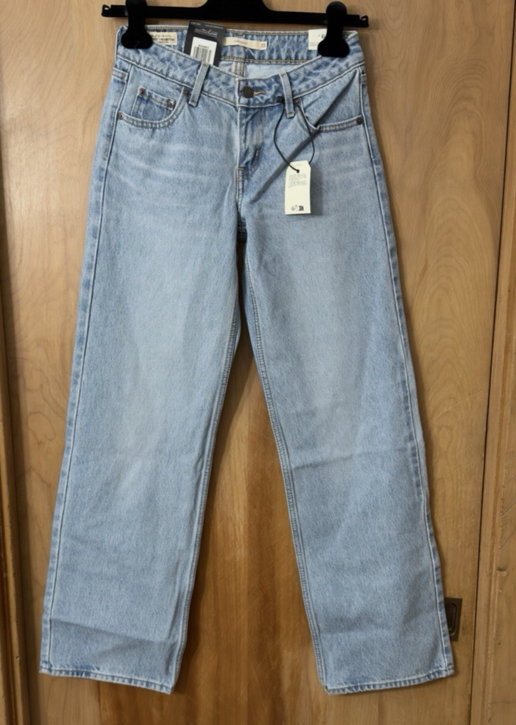 Levi’s Premium Women’s Low Loose Jeans Price Is Right Light Wash 23×32 NWT