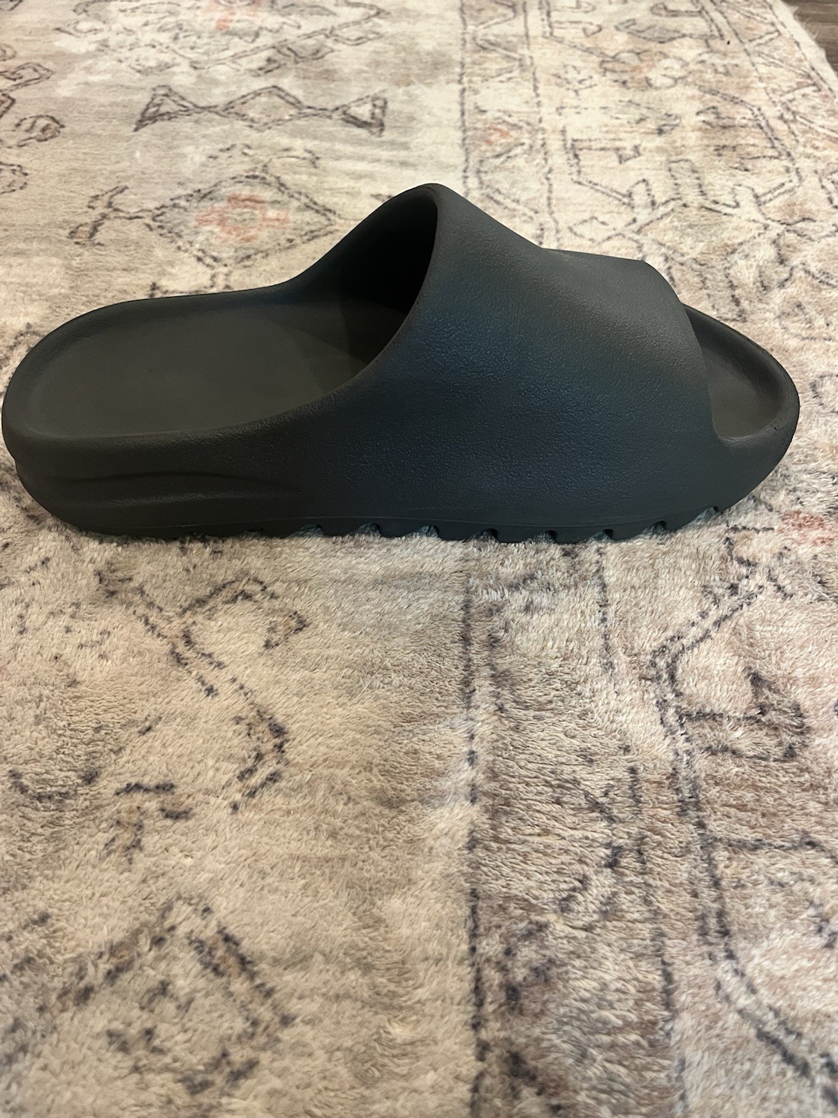 Adidas Yeezy Men’s Black Slide Slightly Used Good Condition