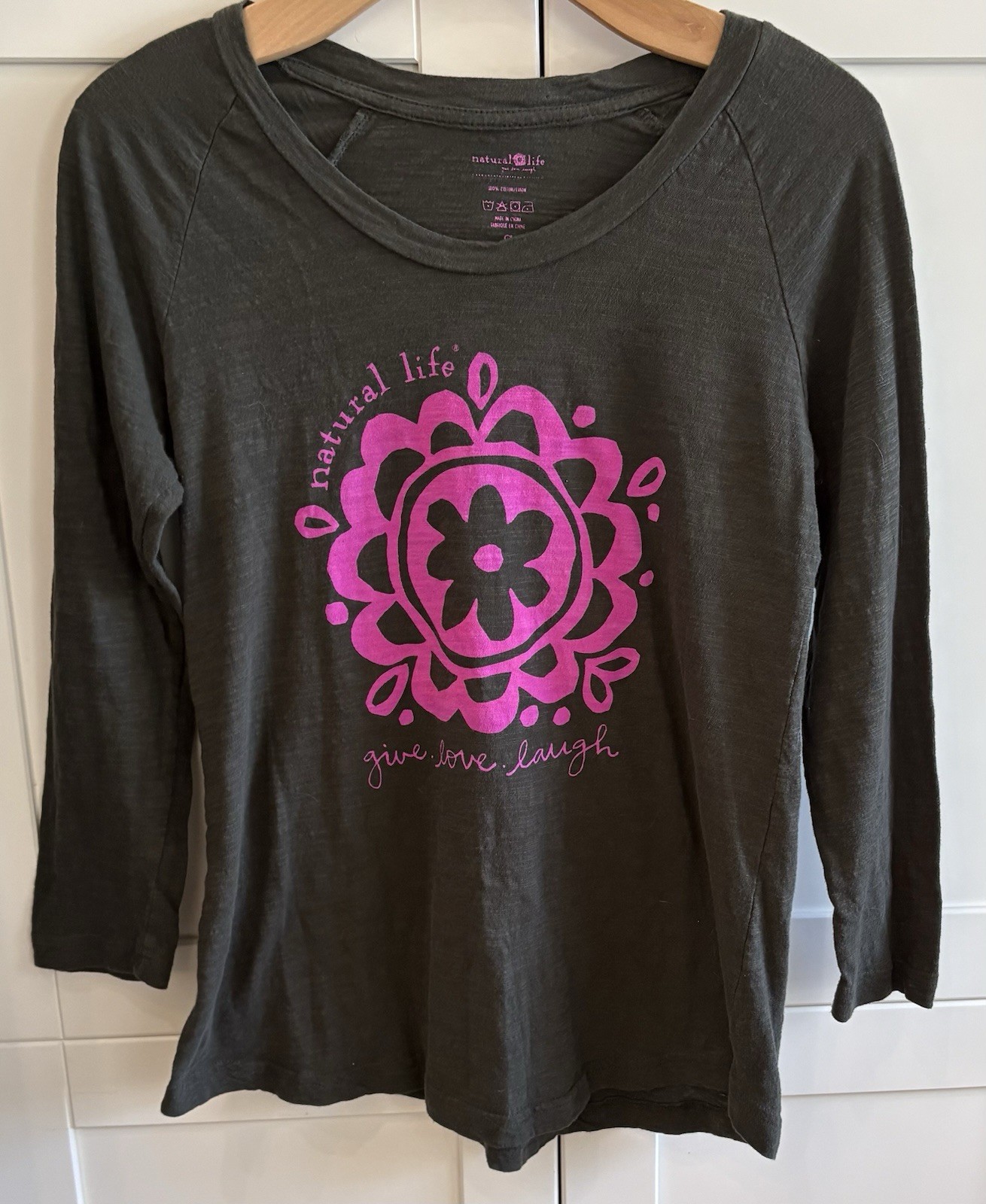 NATURAL LIFE SMALL ” GIVE LOVE LAUGH ” LONG SLEEVE TOP TEE W/ PINK FLOWER