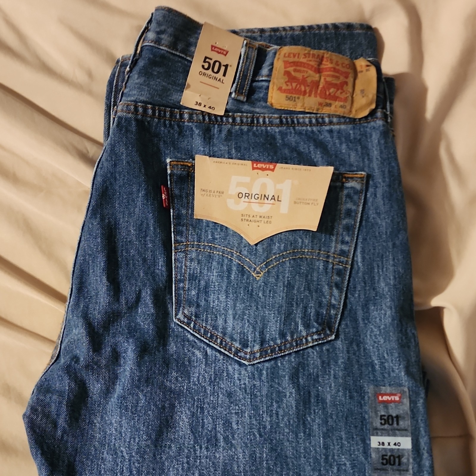 Levi’s 501 Men’s Blue Medium Wash Denim Jeans Straight Fit Button Fly 5-Pocket