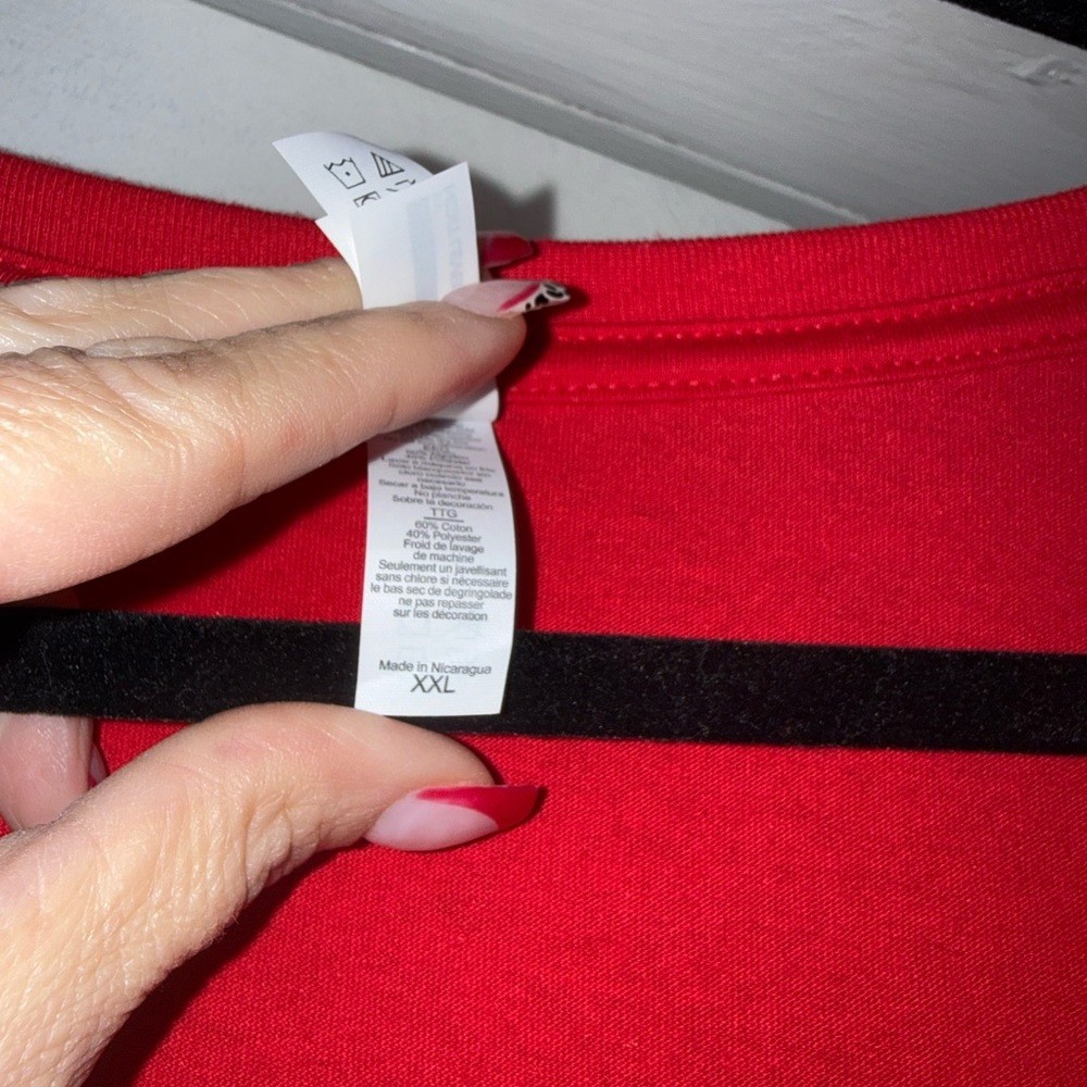 ✨ NWOT “Merry & Bright” Red V-Neck Tee – XXL ✨