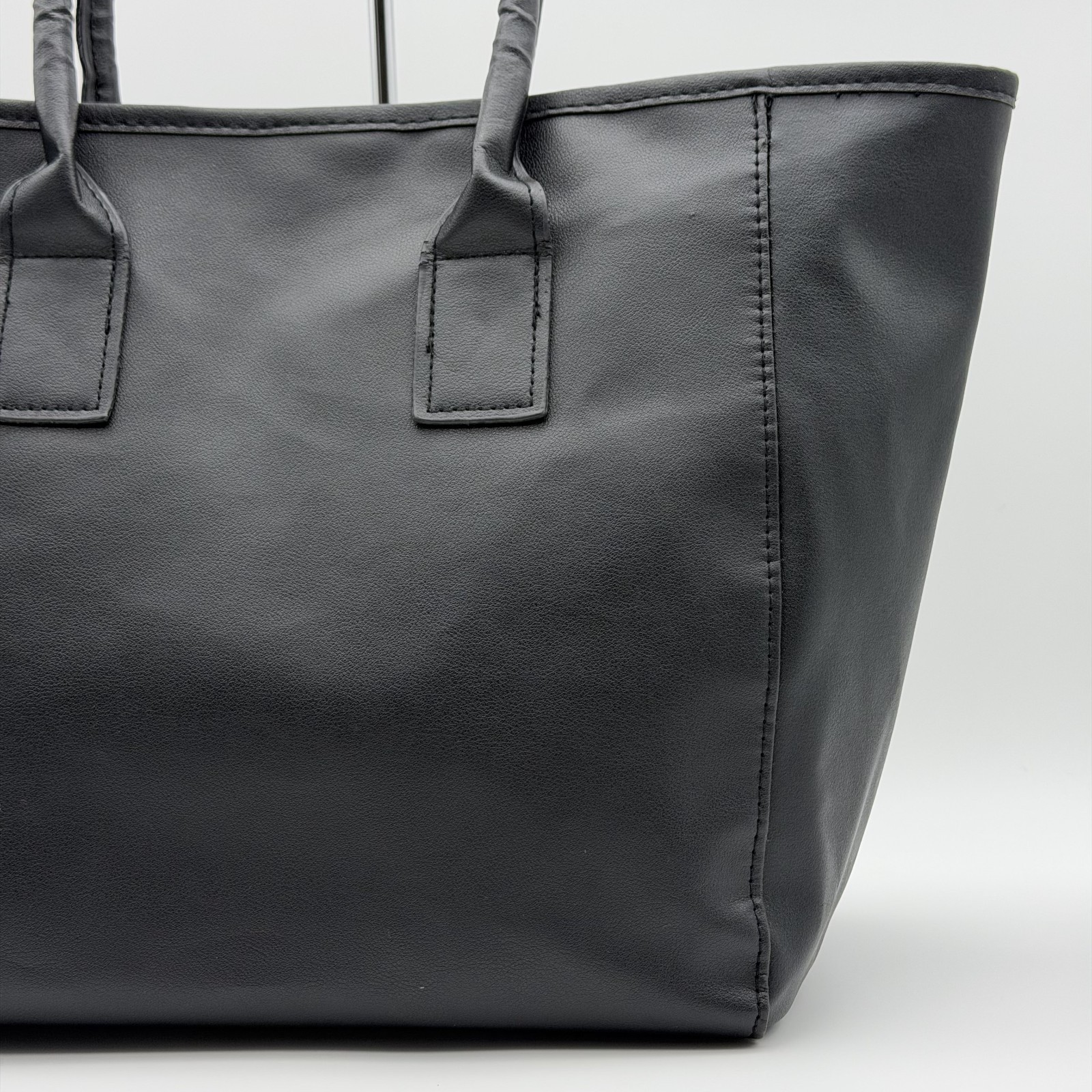 GIVENCHY Tote bag leather black Not available in Japan Magnetic button closure