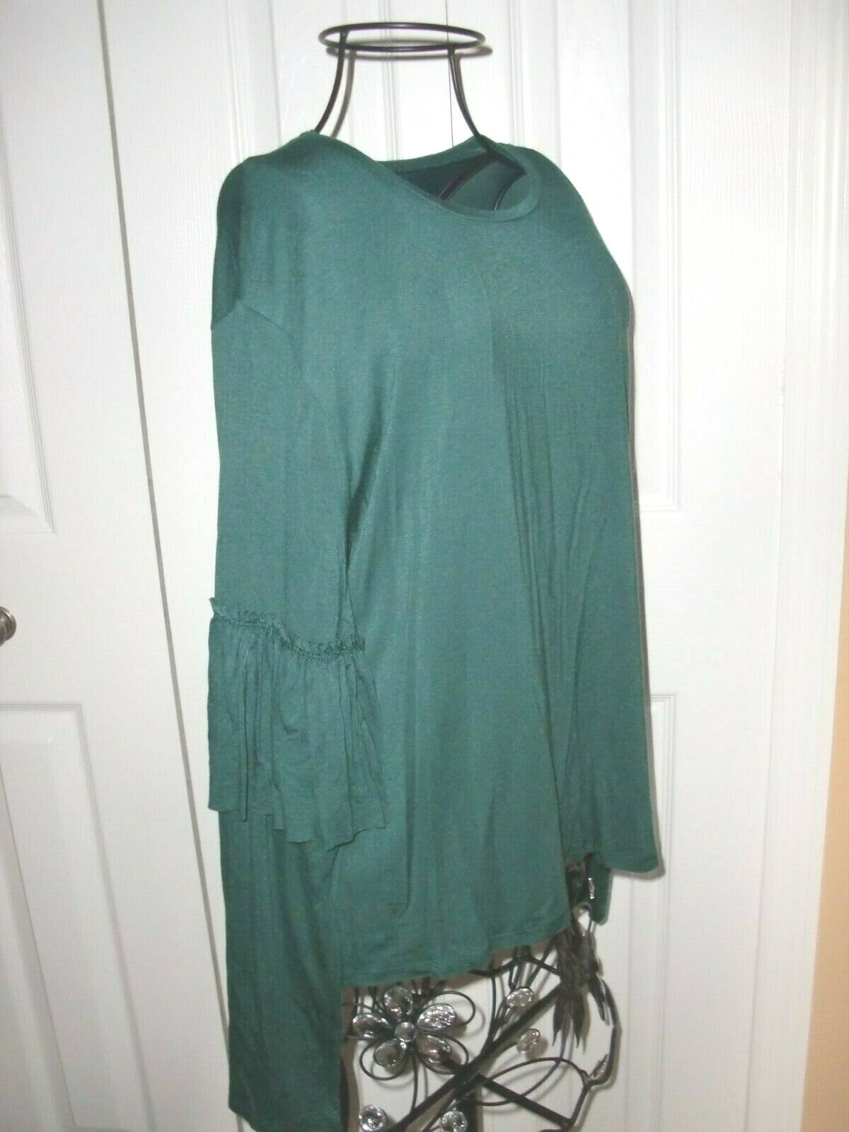JUNIOR’S~TUCKER+TATE~95%VISCOSE/5%SPANDEX~RUFFLED LONG SLEEVE~TOP Size XL(14-16)