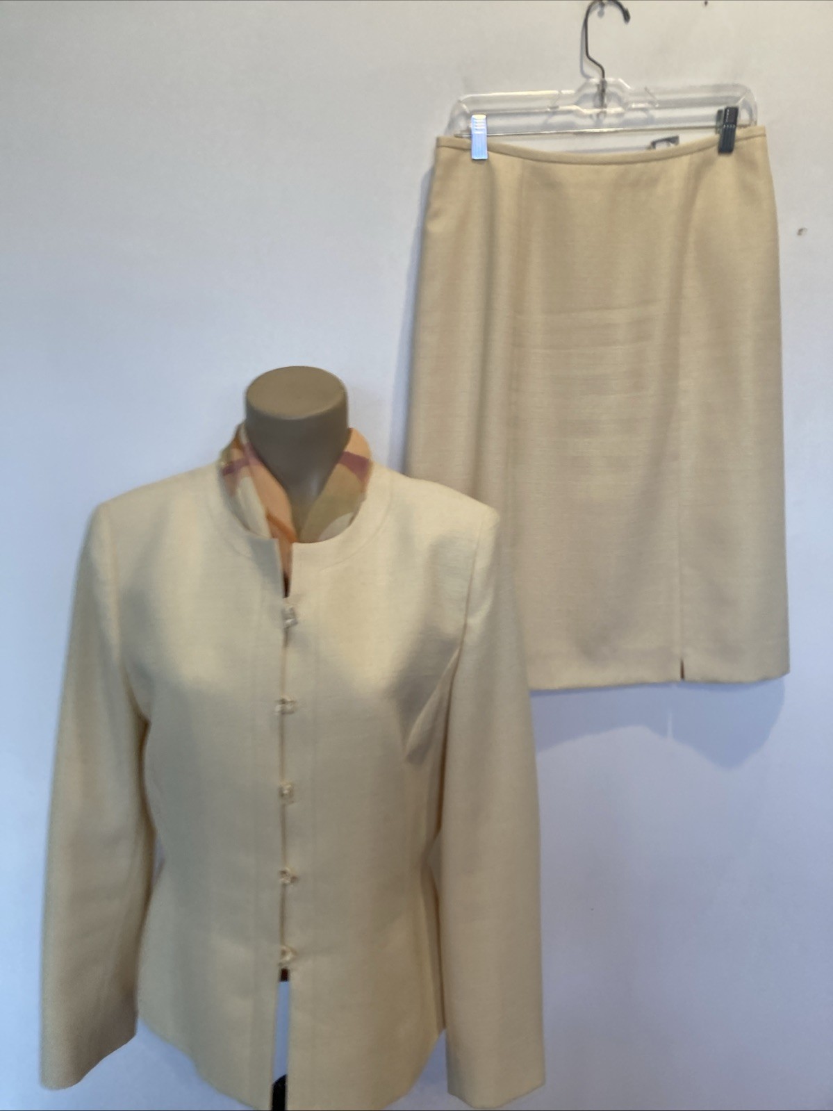 Le Suit size 12 yellow skirt suit with side pockets & scarf Spring & Summer
