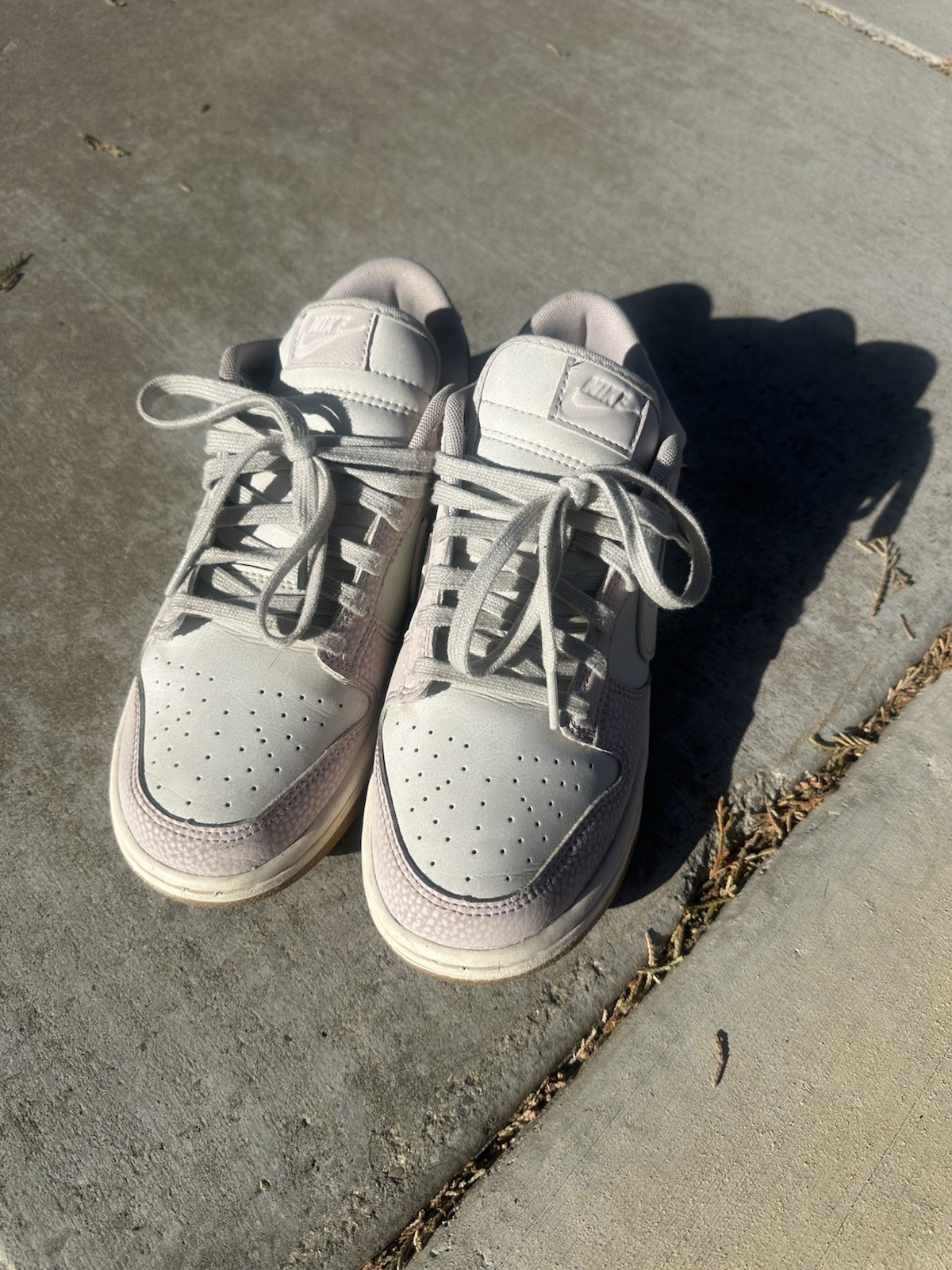 Nike Unisex Low Top Lace-Up Athletic Sneakers White/Pink Pre-Owned Good