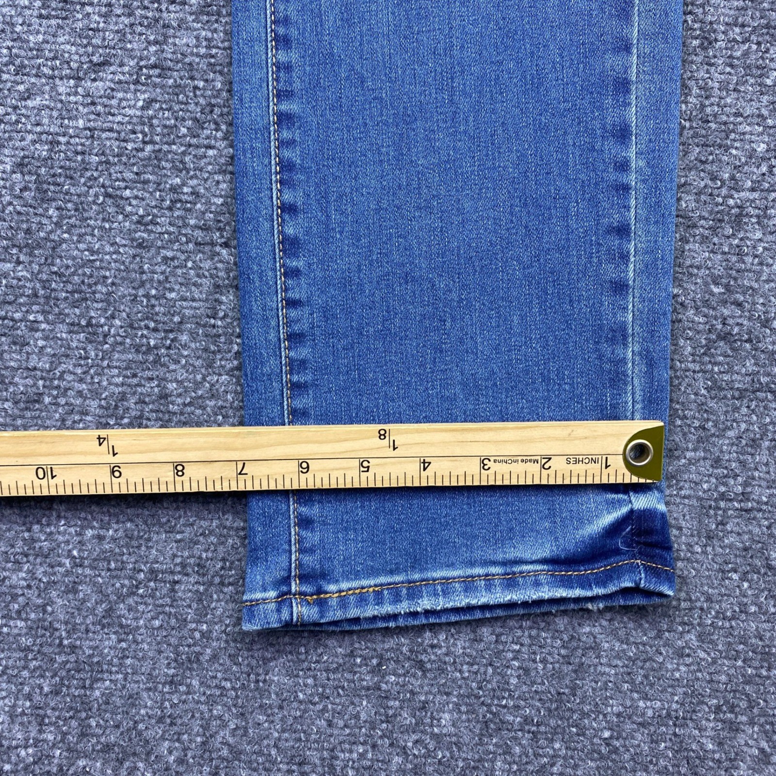 Levis 39250-0113 Womens Sz 10M Classic Straight Leg Blue Jeans Medium Wash