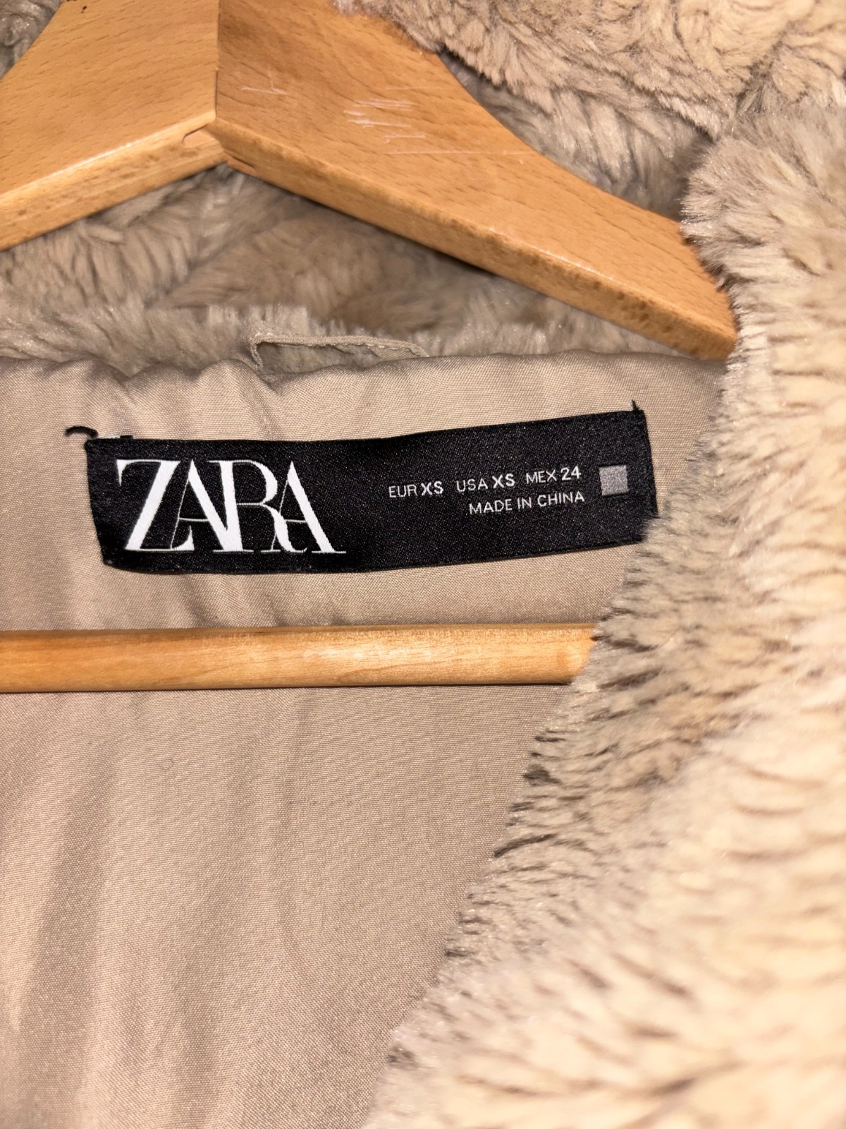 Women’s Zara Faux Fur & Faux Leather Coat With Gold Hardware – Size X-Small 4/6