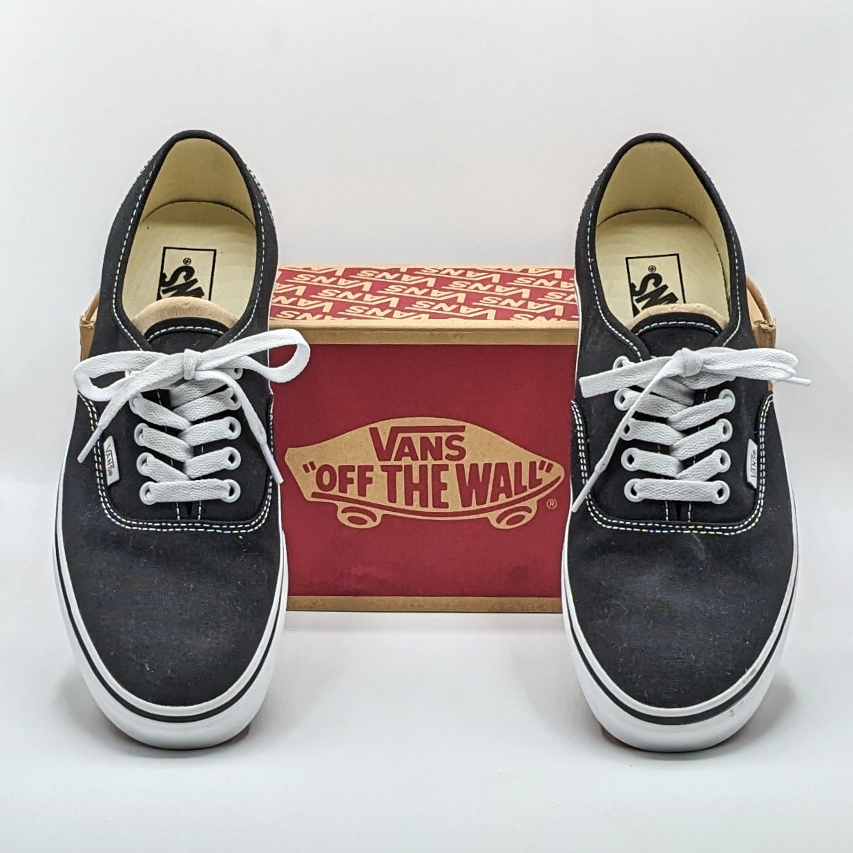 VANS “Authentic” Men’s Classic Icon Black Canvas Upper w/ Rubber Sole Shoes NEW