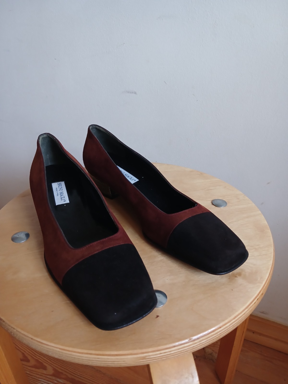 BRUNO MAGLI Two-Tone Suede Pumps EU 39 Cap Toe Block Heel Quiet Luxury