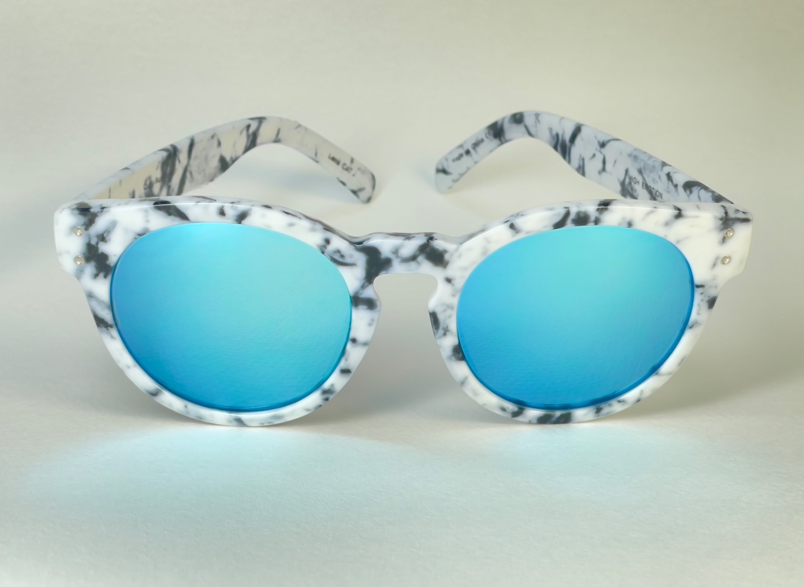 QUAY Australia Sunglasses HIGH EMOTION Blue Mirror Lens Cat 3 Marble Grey White