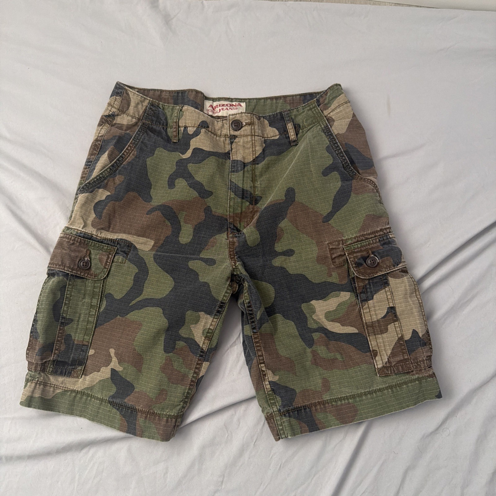 ARIZONA JEANS CO CAMO CARGO SHORTS ( MENS 36 ) PREOWNED
