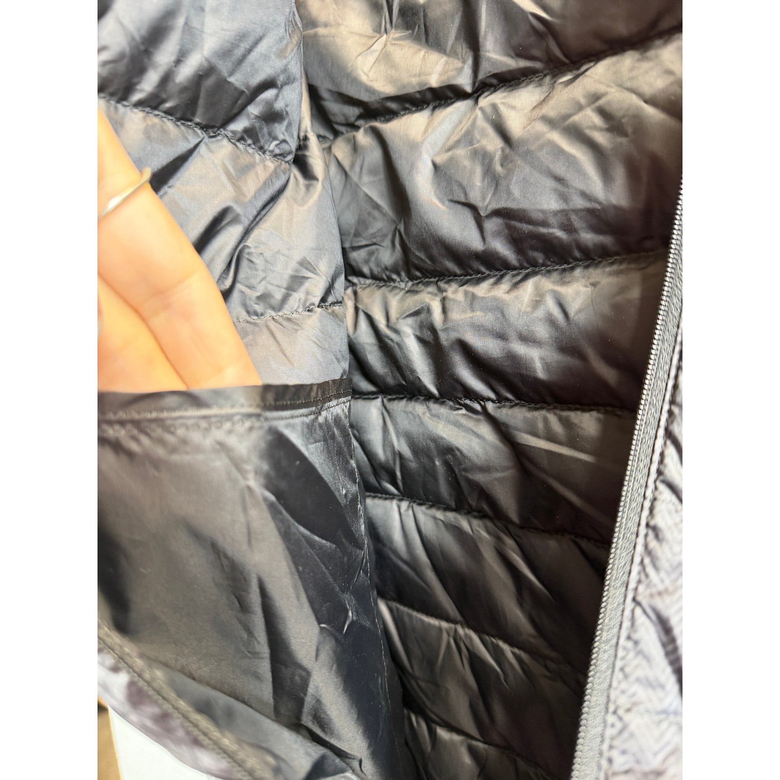 Uniqlo Puffer Vest Mens Large Gray Herringbone Plaid Ultra Light Down Sleeveless