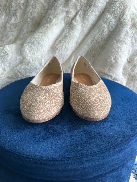 TOMS Beige Cream Printed Flats Women’s Size 8 Casual Slip On Shoes