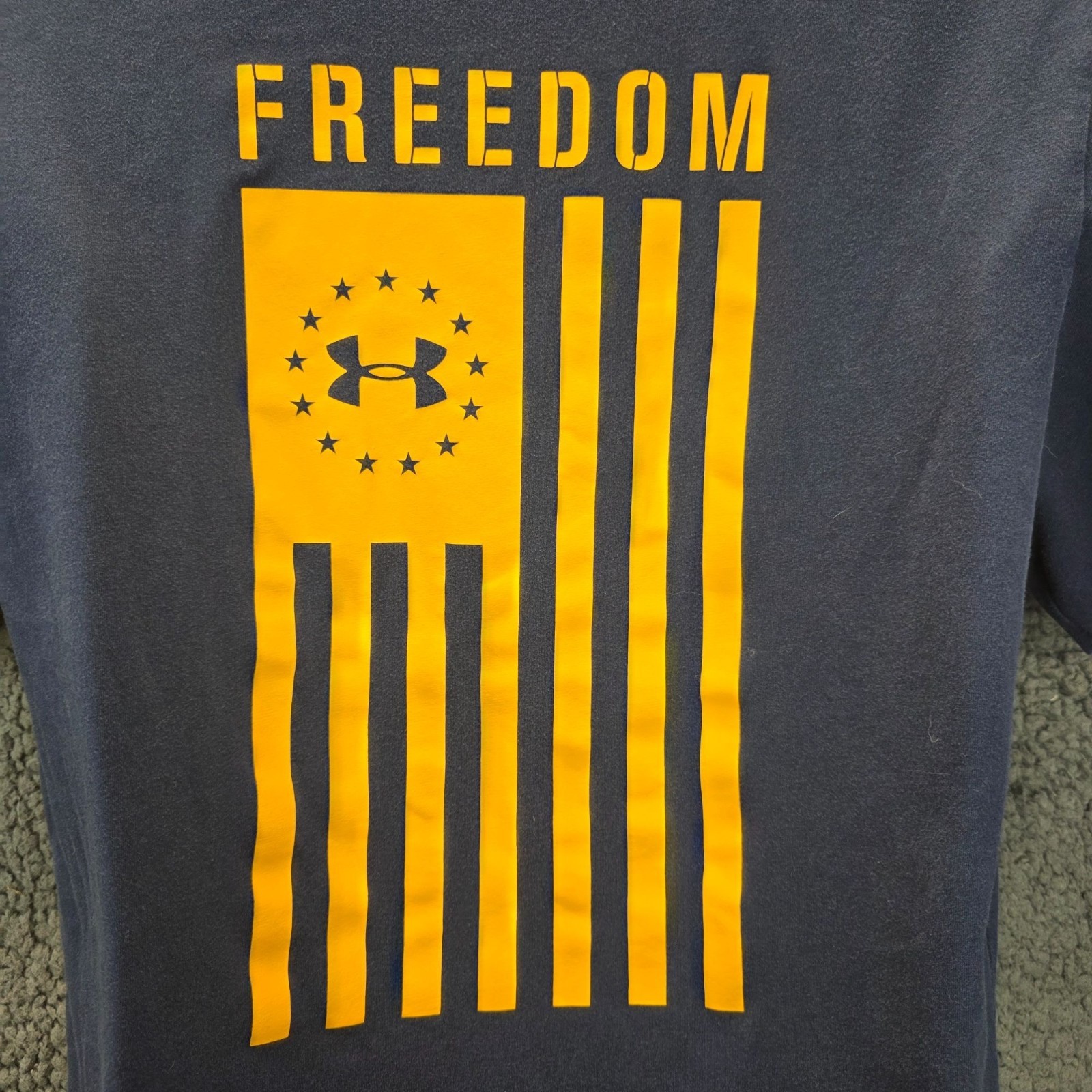 Under Armour Freedom Flag T-Shirt L Blue Heatgear Casual Athletic Outdoor Sporty