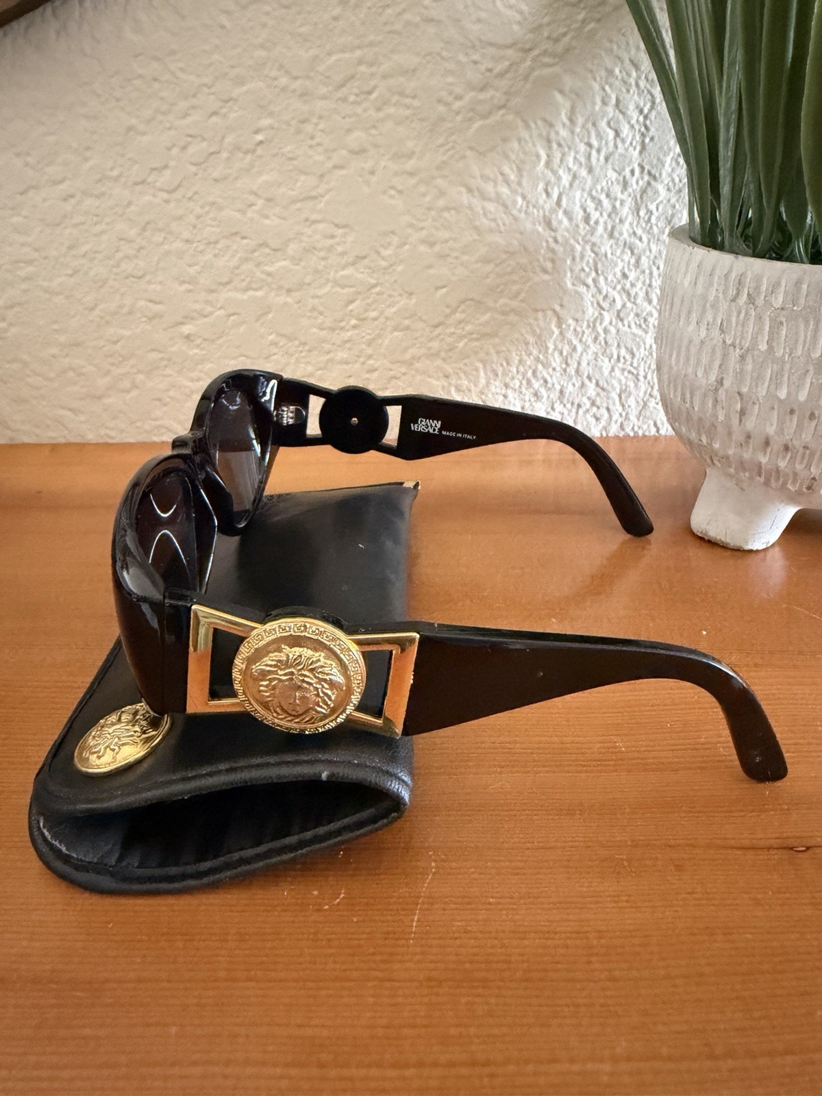GIANNI VERSACE MOD 424/M COL852 BK Black Sunglasses With Matching Leather Case