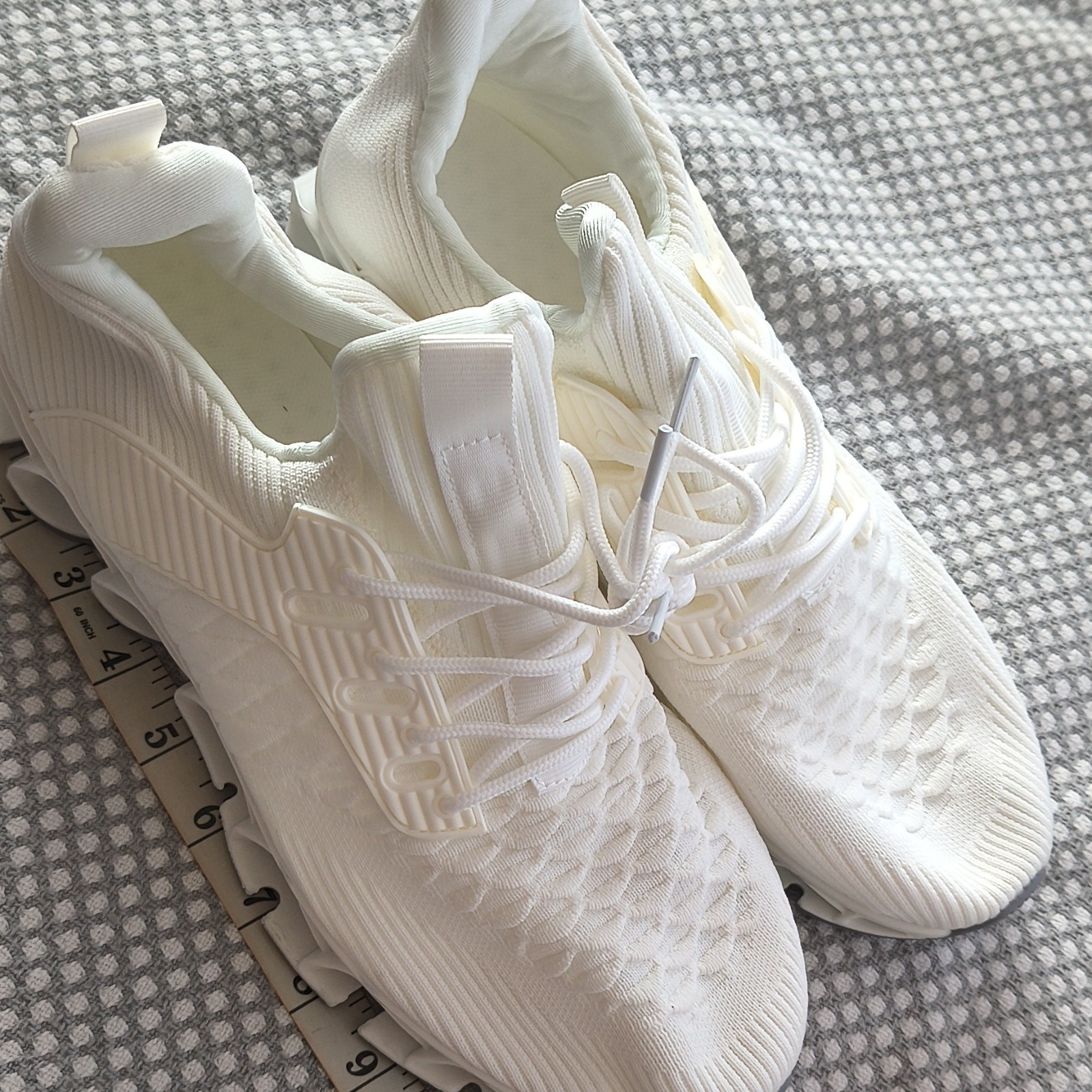 White Low Top Athletic Sneakers Style K1832 Size 11.5