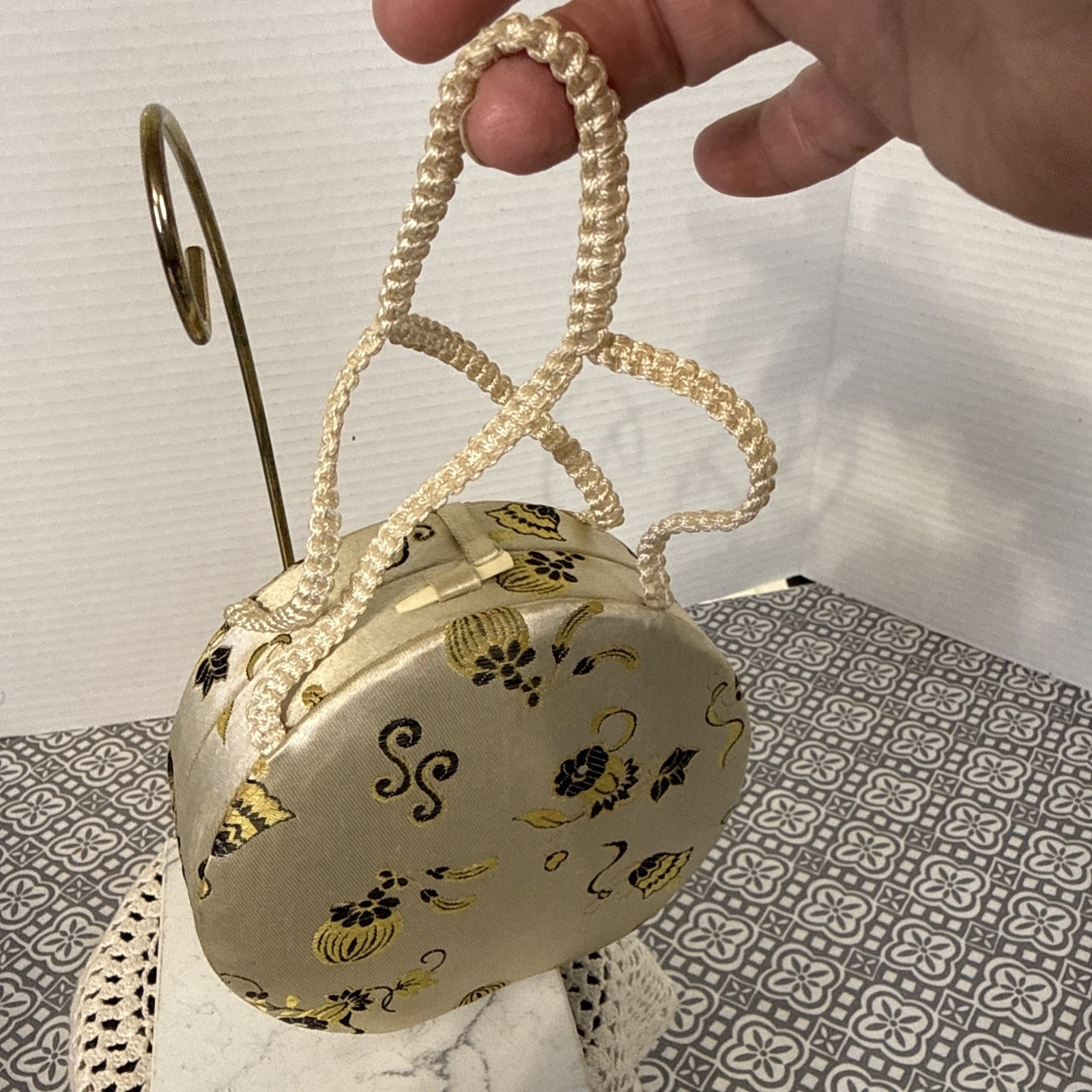Vintage Embroidered Cream Silk Box Evening Bag, Rare Fashion Gift. See Pictures.