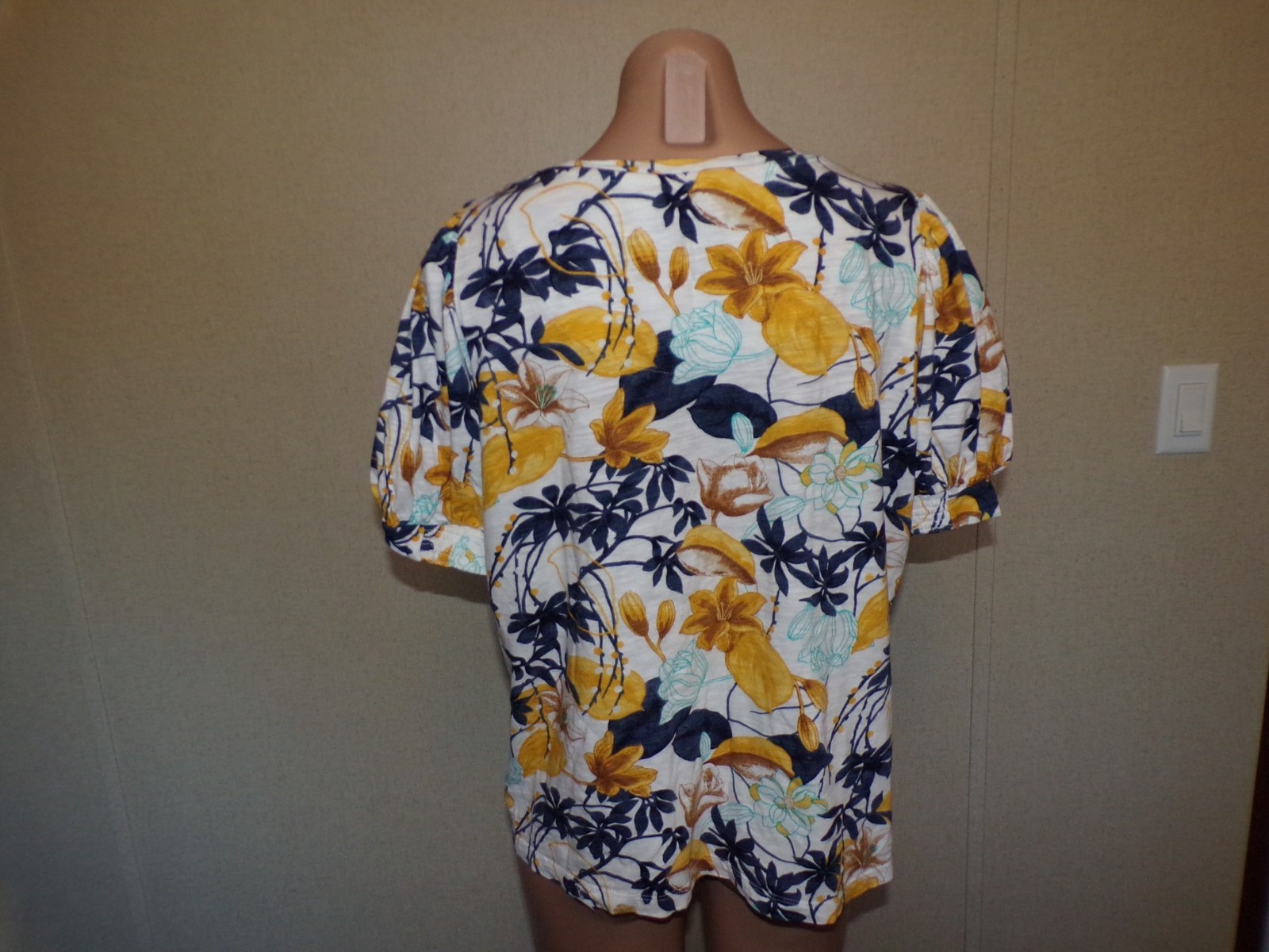 Chicos White Navy Blue Yellow Floral Top Size 3 XL Womens Puff Sleeve X-Large