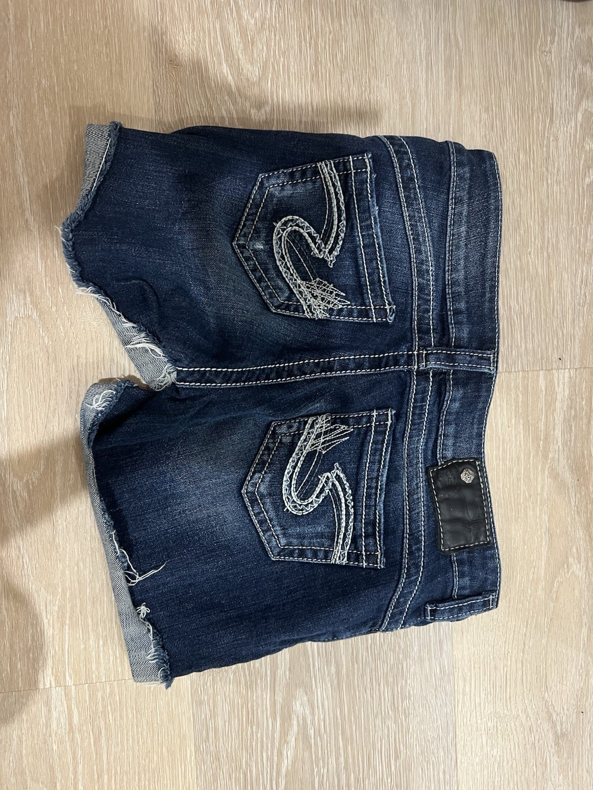 Silver Jeans Suki Women’s Dark Wash Blue Mid Rise Cut Off Shorts Pockets 26