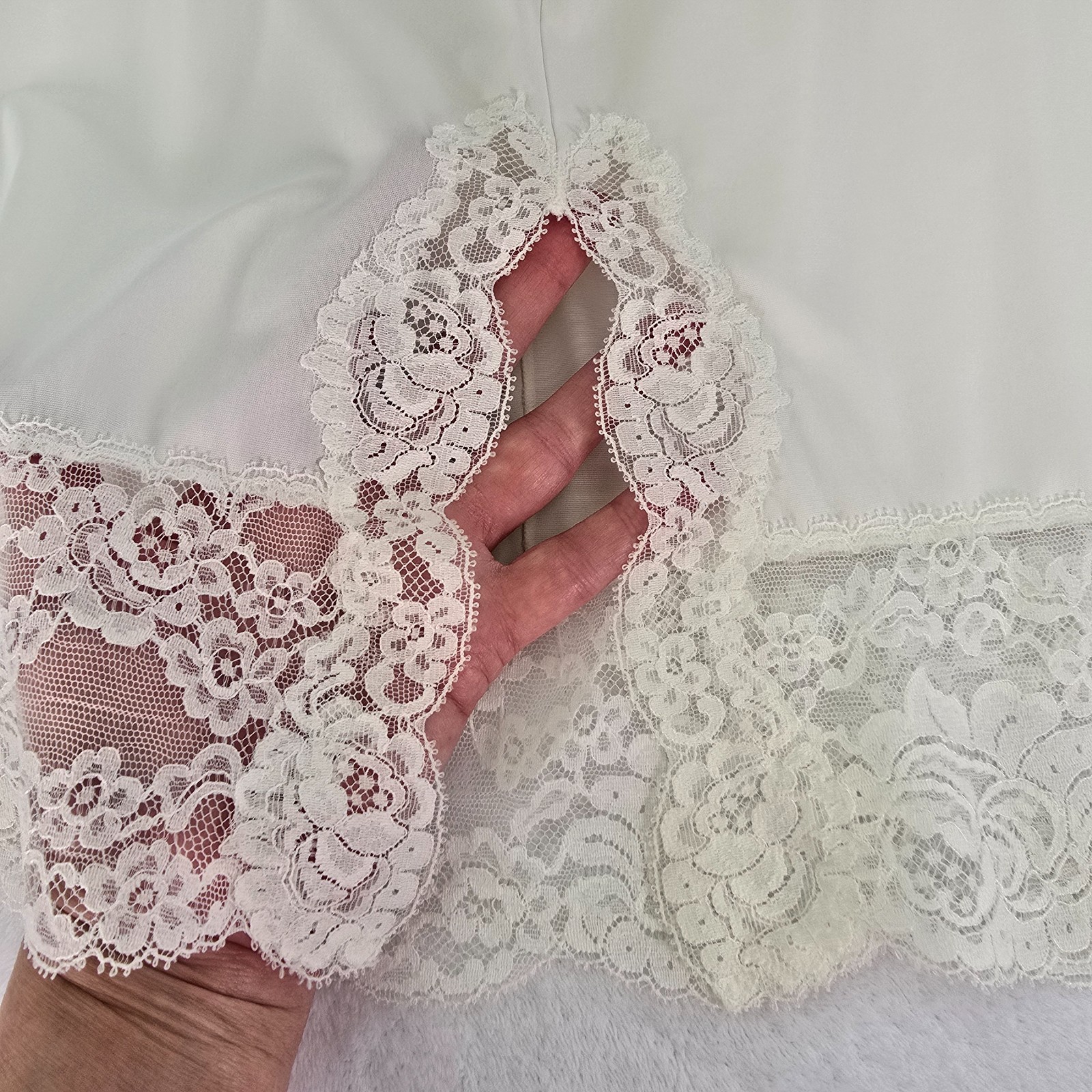 Vintage White Nylon Half Slip Wide Lace Trim Size M Kick Pleat 20.75″ Long