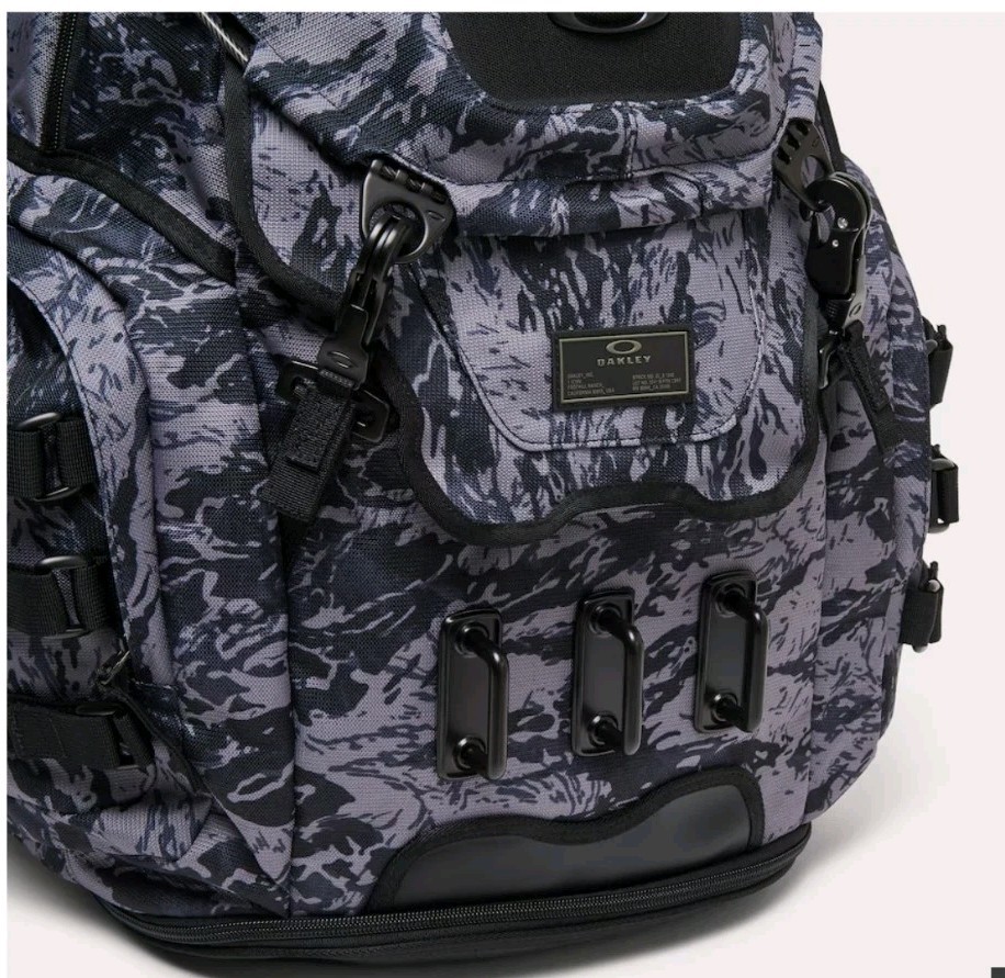 MENS OAKLEY KITCHEN SINK GRAY TIGER CAMO BACKPACK BRAND NEW WITH TAGS AUTHENTIC!