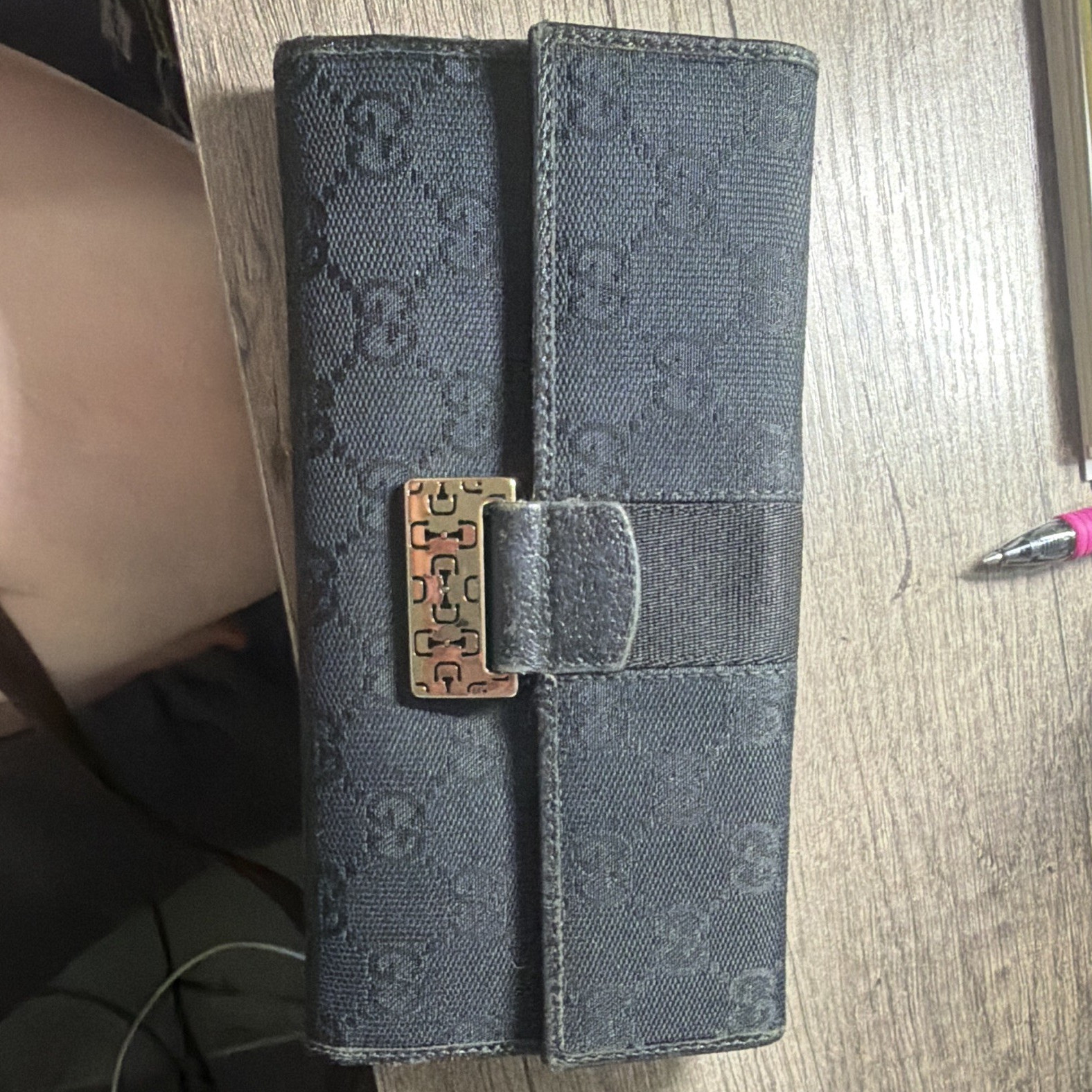 Gucci Black Logo Women’s Checkbook Wallet Folding Credit Card Snap Strap Closure
