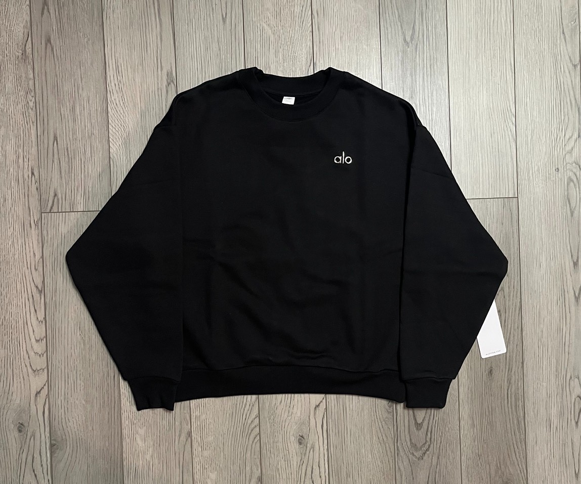 Size Medium – Alo Yoga Black Accolade Crewneck Sweatshirt (FREE & FAST SHIPPING)