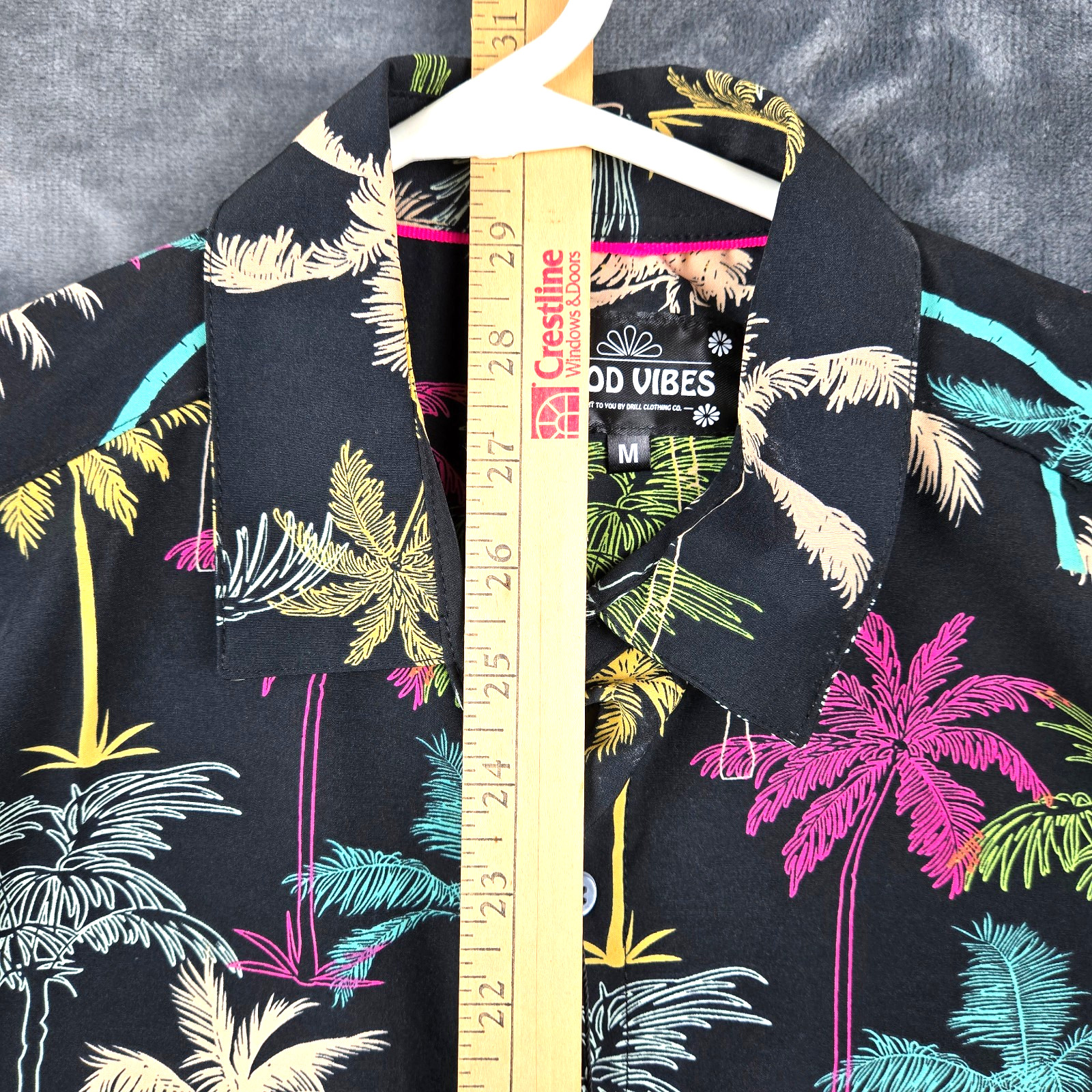 Good Vibes Mens Size Medium Poly/Spandex Blend Short Sleeve Hawaiian Button Up