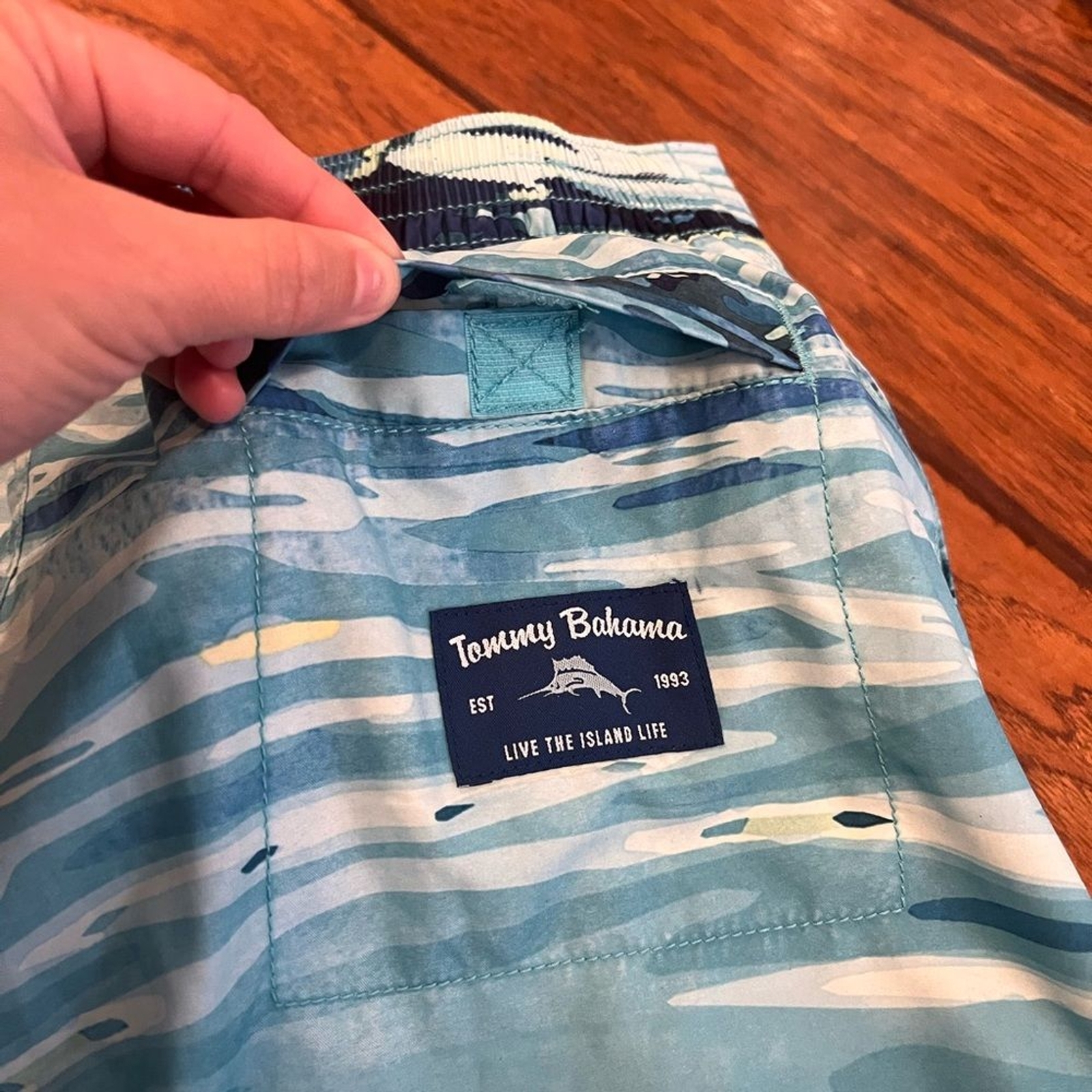 Tommy Bahama swim trunks men’s Small waist 29 blue waves ocean pocket zippered