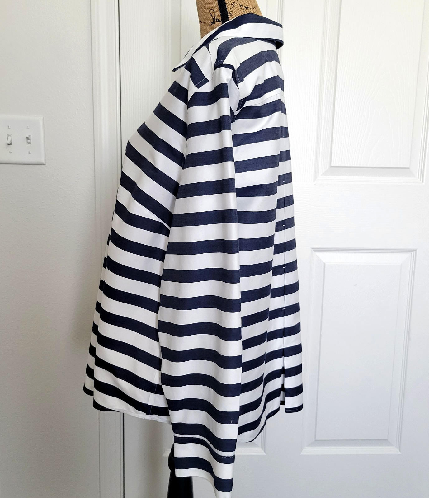 Chicos Shirt Womens 3.5 US XL 18 White Blue No Iron Stripe Pleated Stitch Back