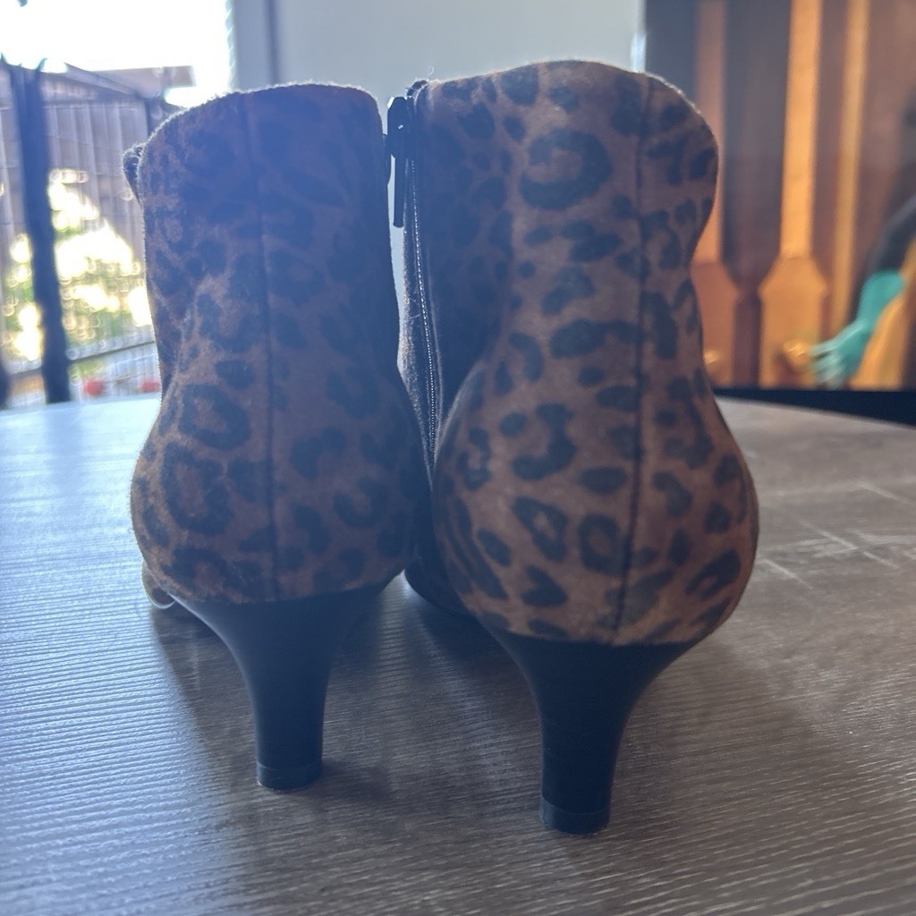 Clarks Women’s Leopard Animal Print Suede Ankle Bootie Pointed Toe Zip 8