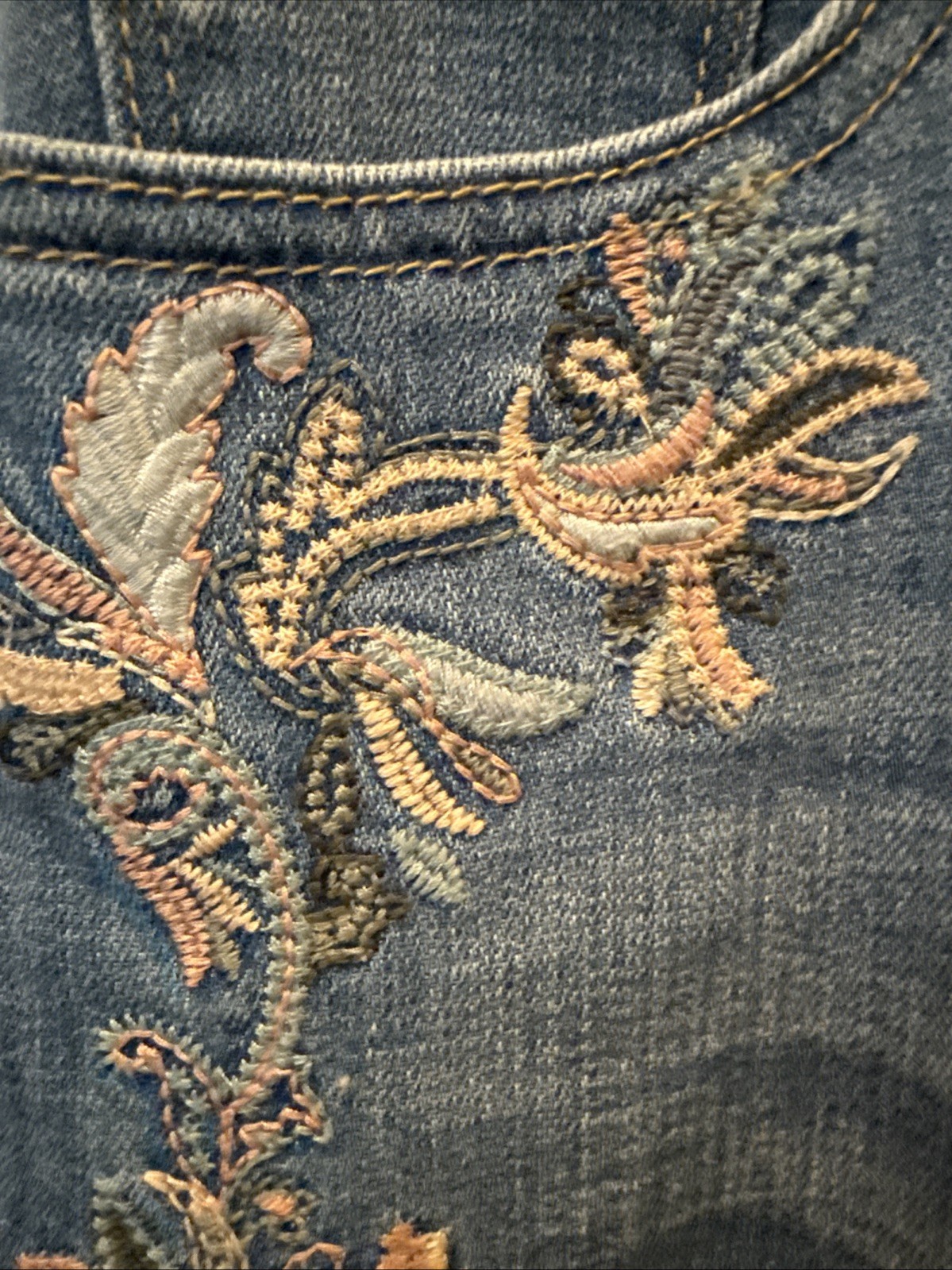 Chico’s SO SLIMMING GIRLFRIEND Slim Leg Crop Floral Embroidered Jeans US 2 00