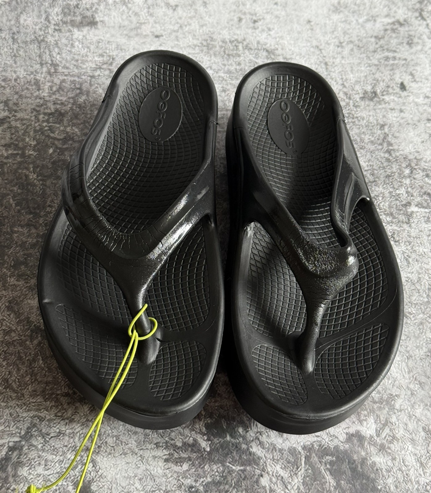 OOFOS Women’s OOmega Oolala Thong Sandal Black W6 EU37