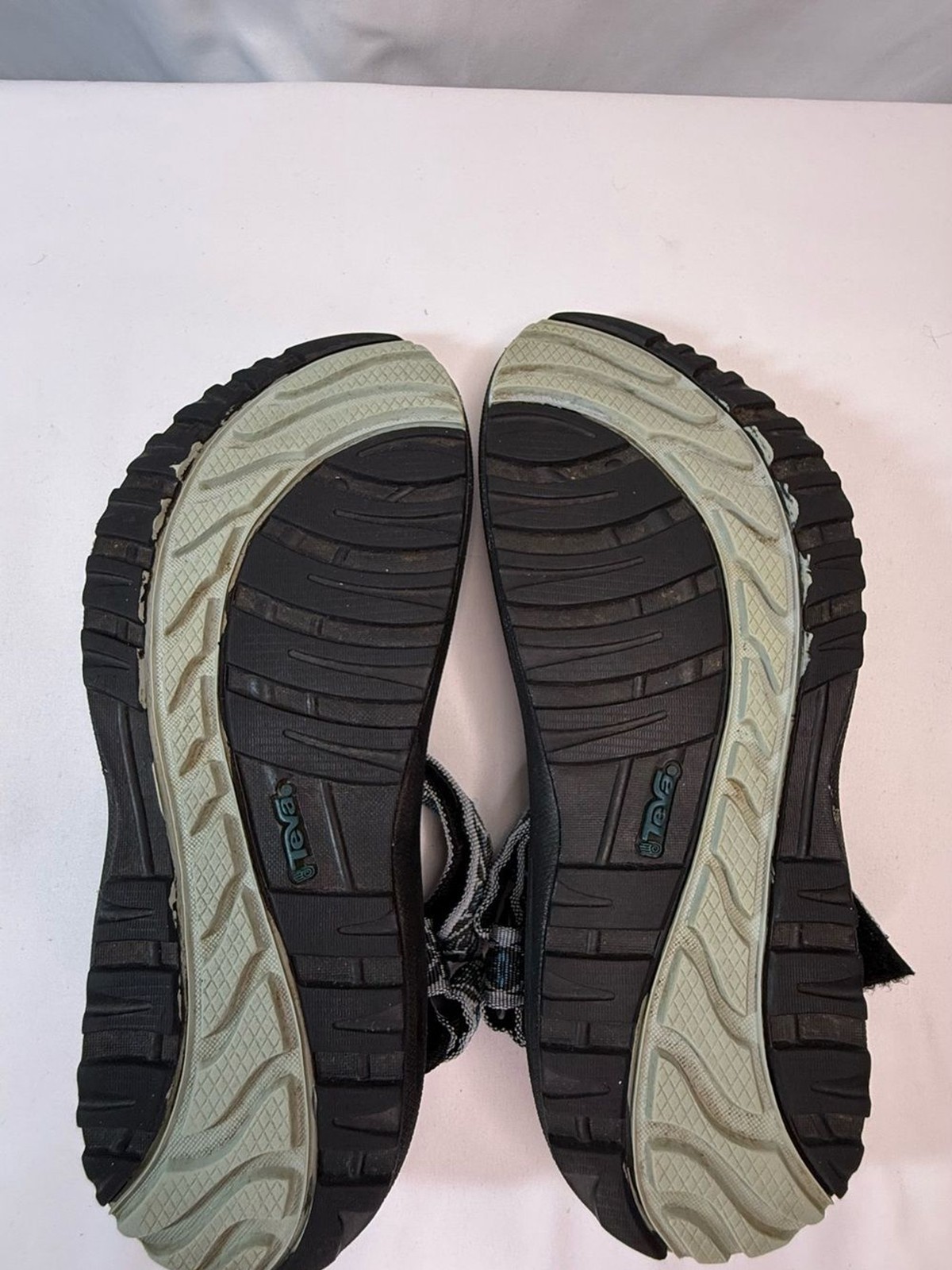 Teva Women’s Size 9W Black Adjustable Sandals w/ Teal Patterned Straps EUC