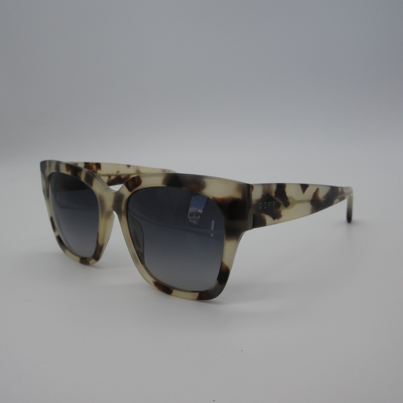 Diff Eyewear Sunglasses Bella II Clear Tortoise Shell Black Gradient Lens