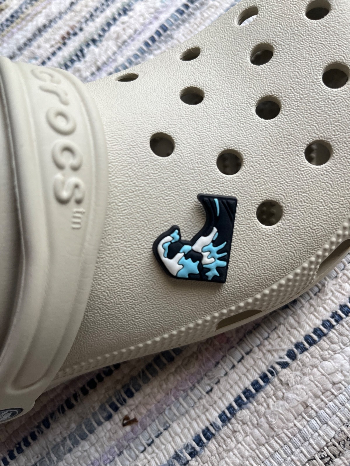 CROCS Clogs Slip on Cream w/Removable Charms: Butterfly, Leaf, Wave VGUC W9 M 7