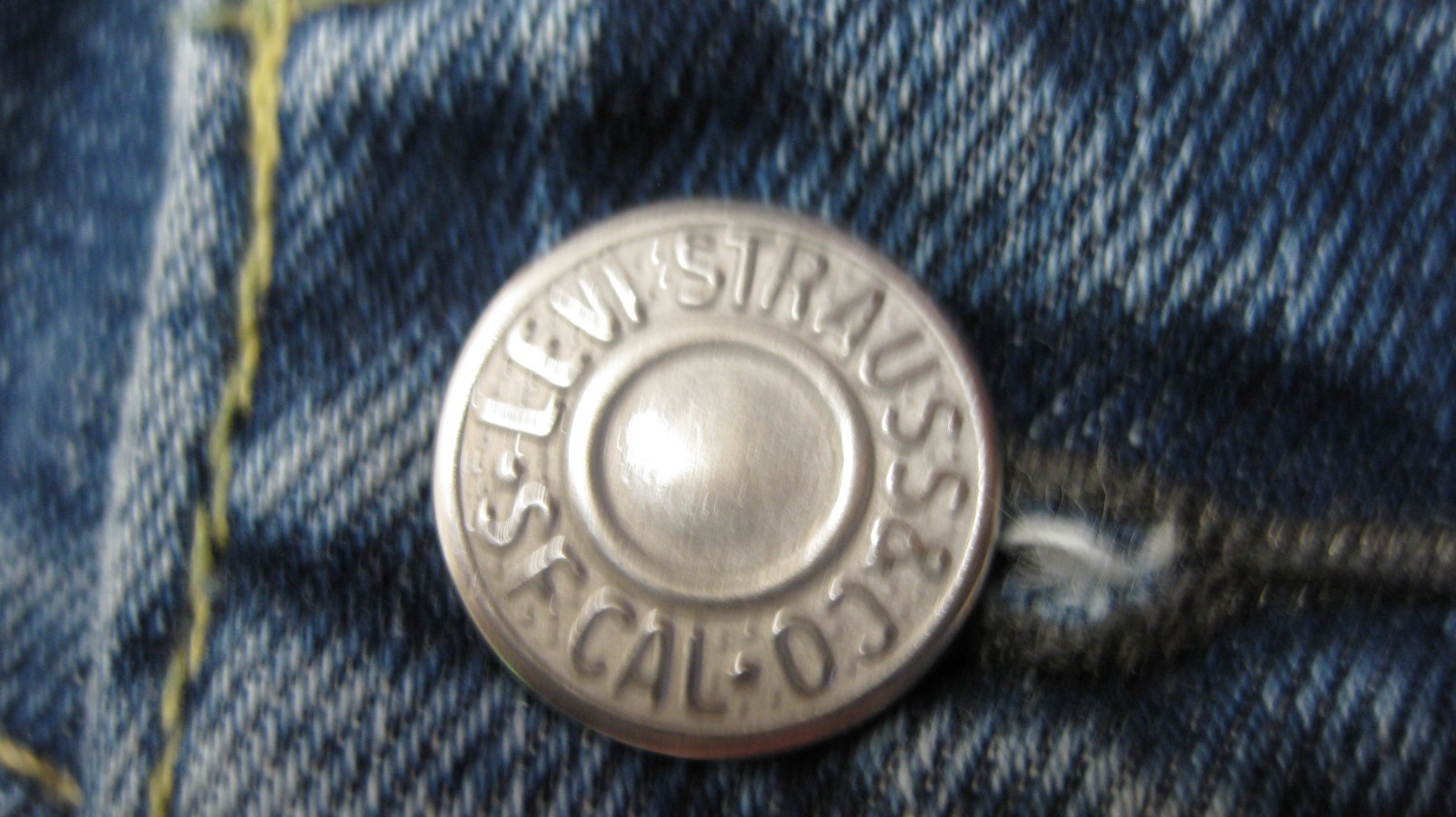 NWT – Levi’s 550 Relaxed Fit Tapered Leg Blue Med Stonewash Jeans – size 36/30