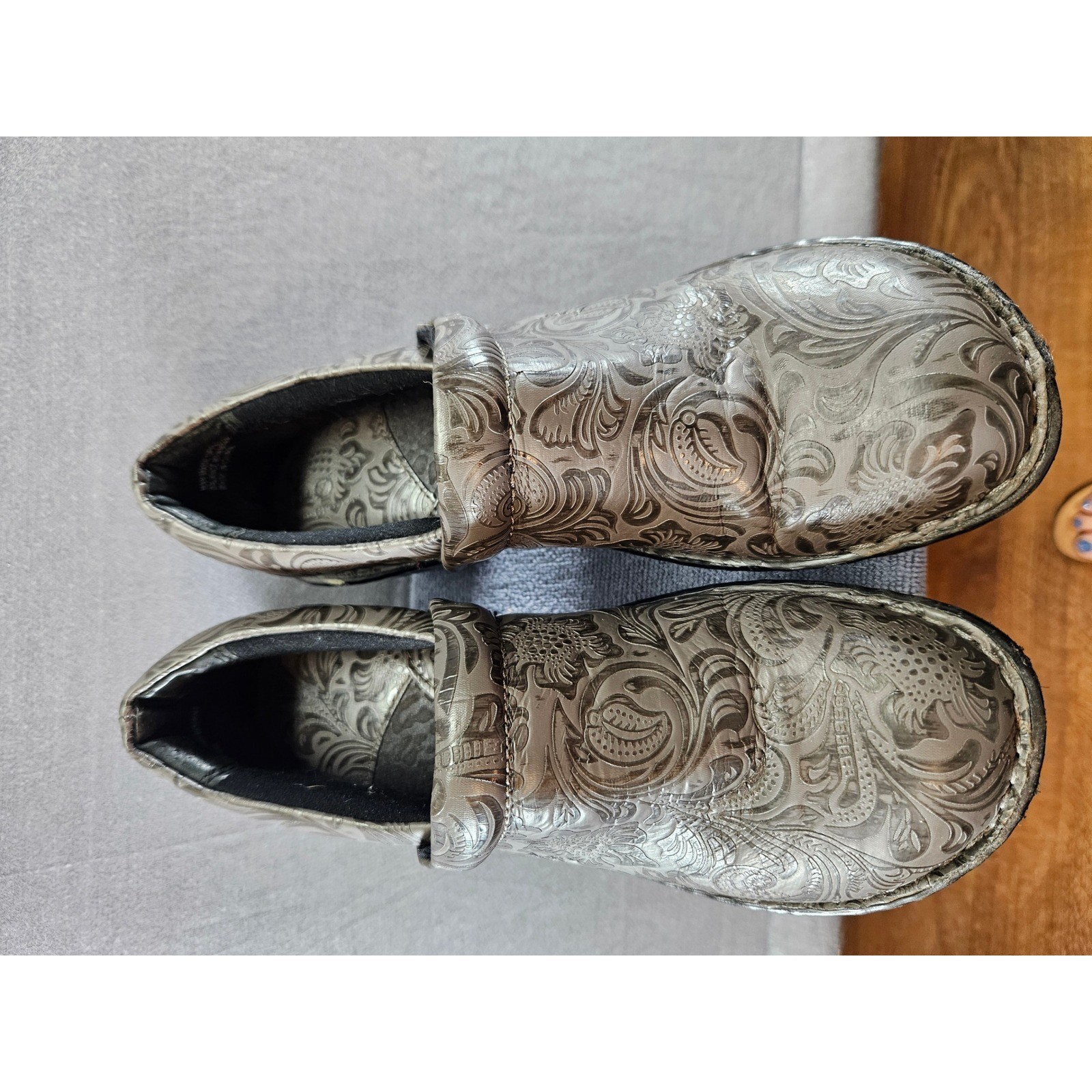 BOC Born Concept Womens Embossed Floral Clogs Metallic Pewter Slip On Shoes