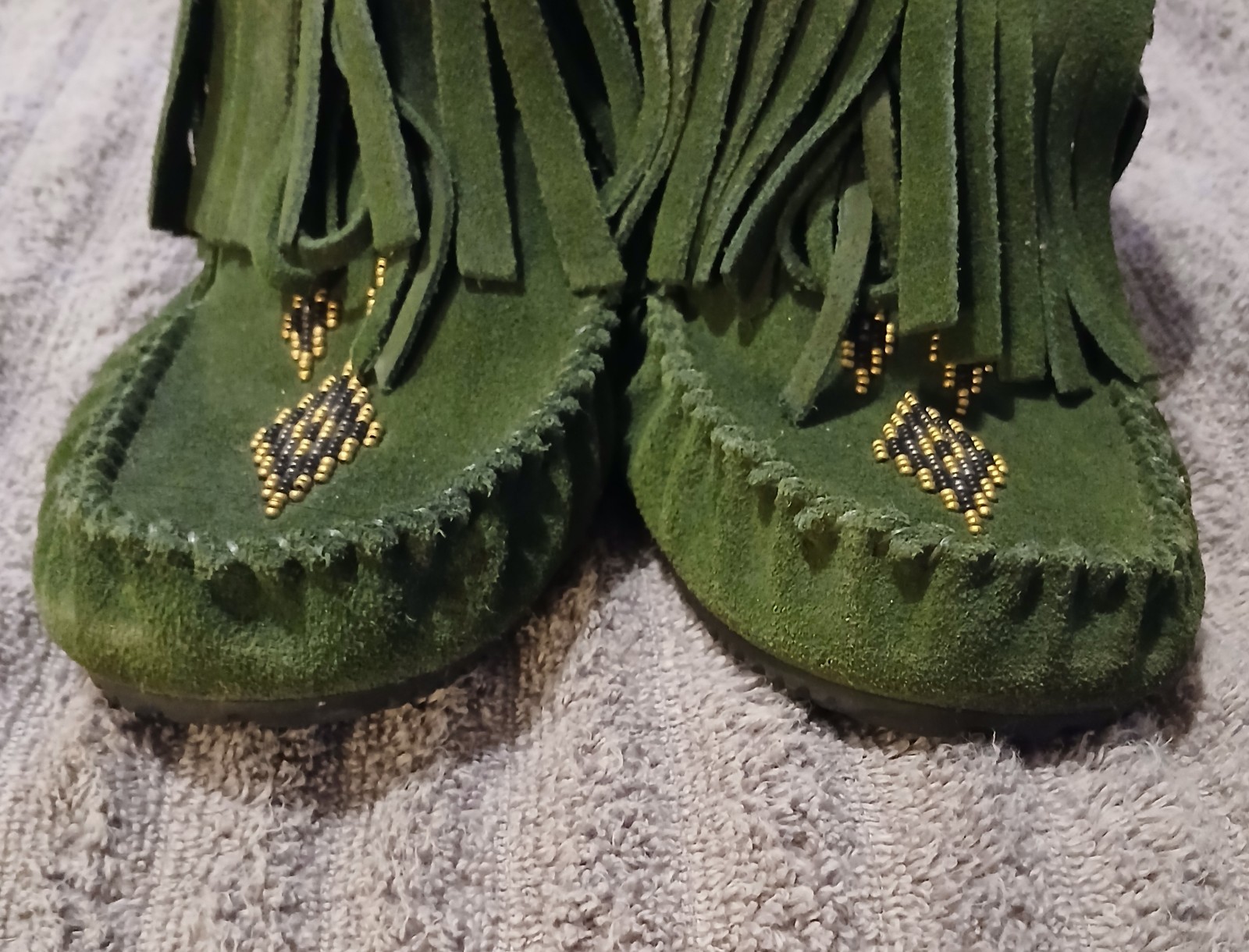 Manitobah Mukluks Olive Beaded Fringe Suede Moccasin Boots Vibram Sole Womens 10
