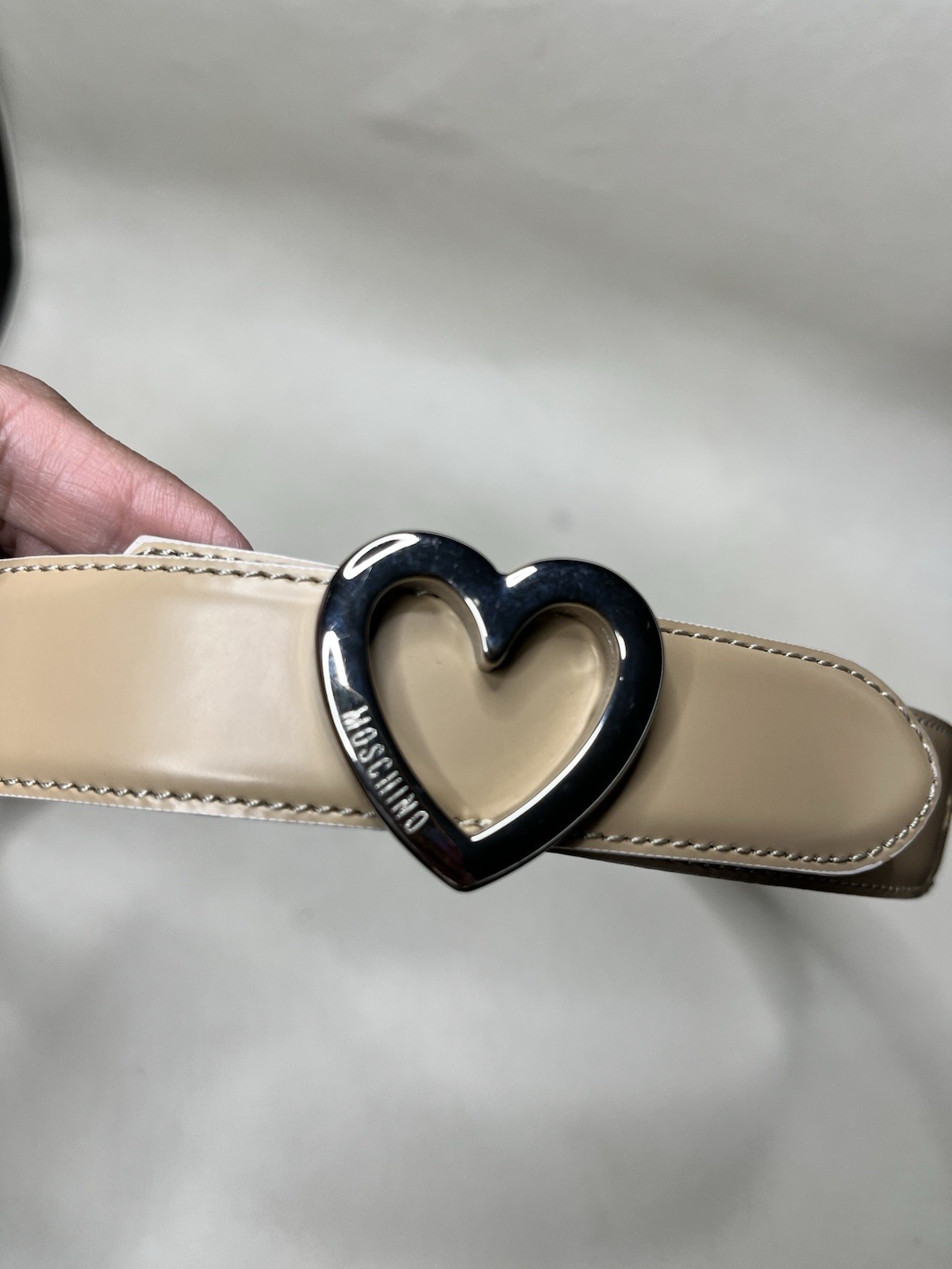 Moschino Redwall Tan Beige Patent Leather Heart Buckle Belt Size 44 Italy