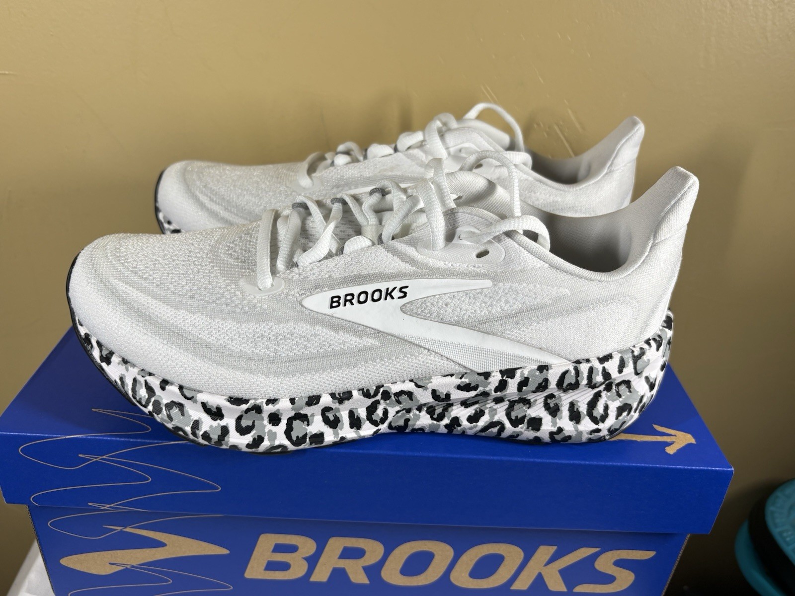 Brooks Revel 9 Shoes White/Ultimate Grey/Blk Leopard 1204891B132 NIB Size 8.5W