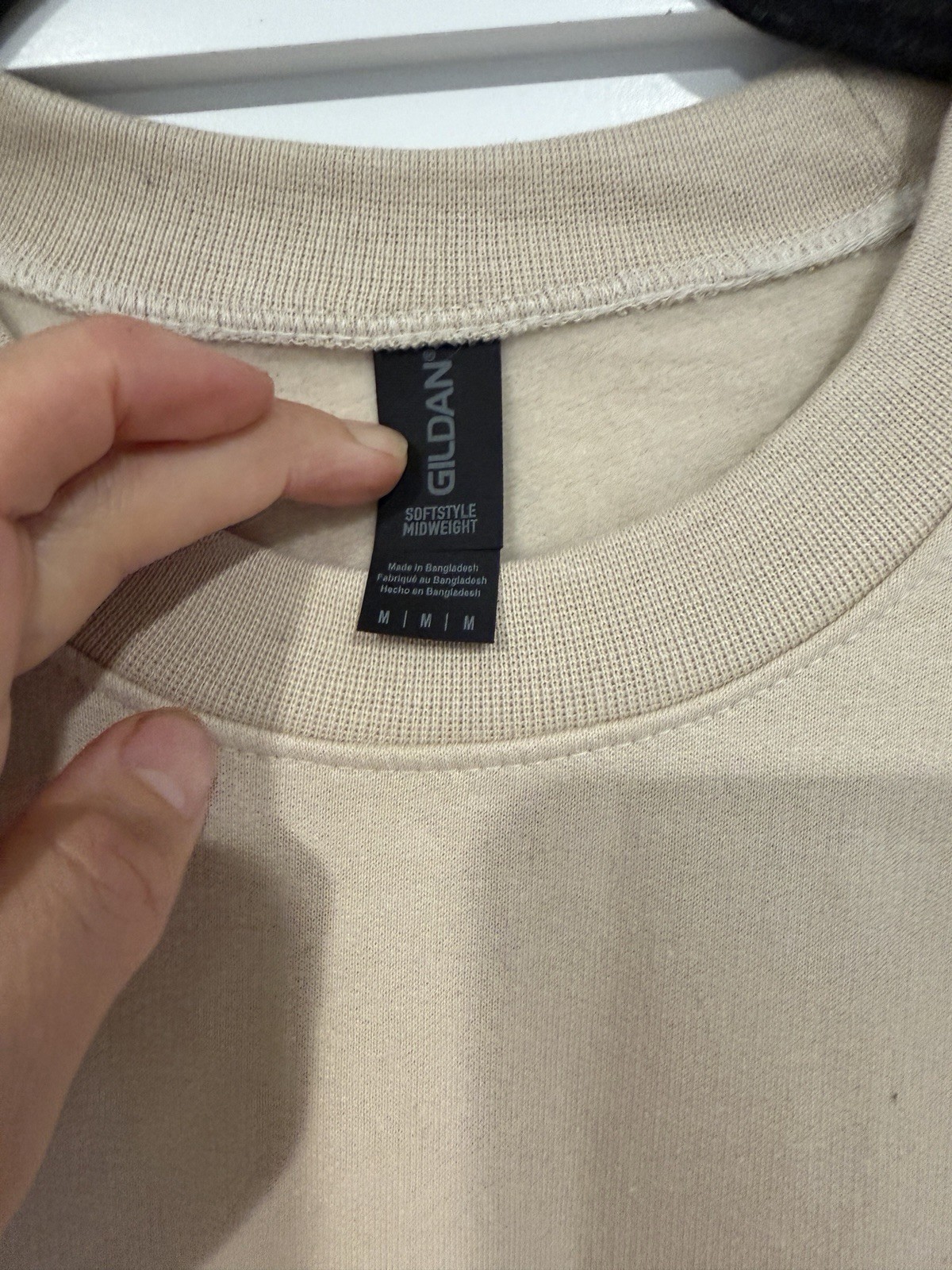 Gildan Men’s M Beige Crewneck Pullover Sweatshirt Graphic Print