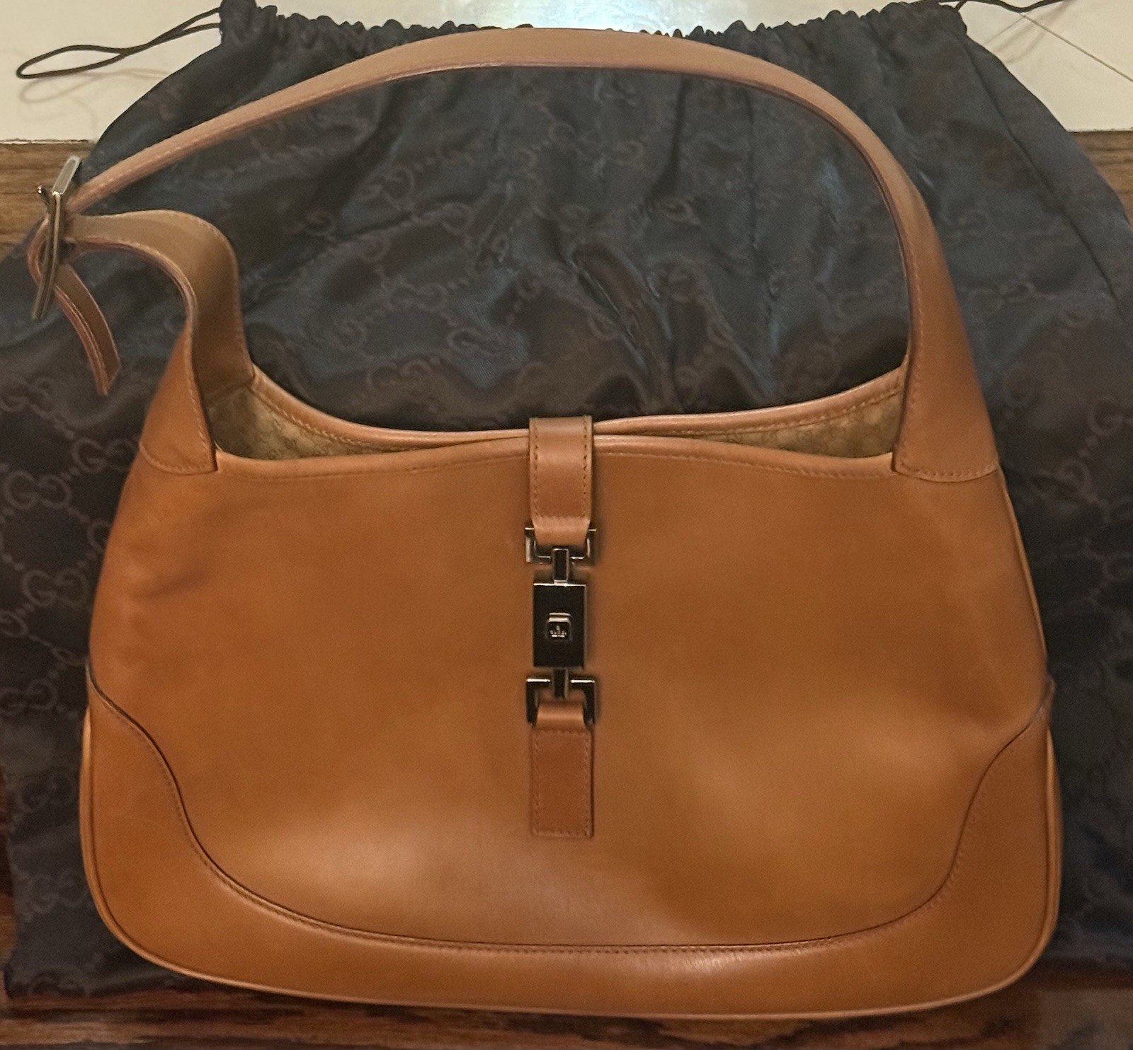 Beautiful Gucci Women’s Shoulder Bag w/ Shoulder Strap, Buckle Closure, Silver❣️