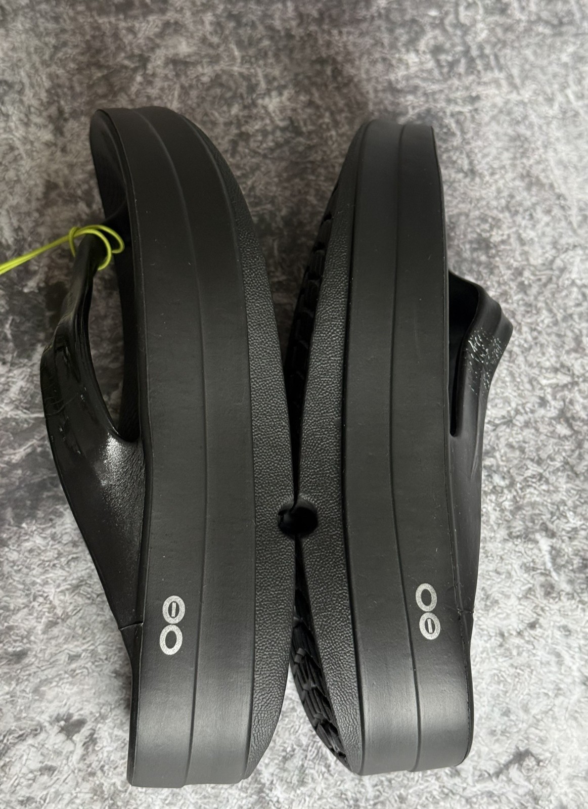 OOFOS Women’s OOmega Oolala Thong Sandal Black W6 EU37
