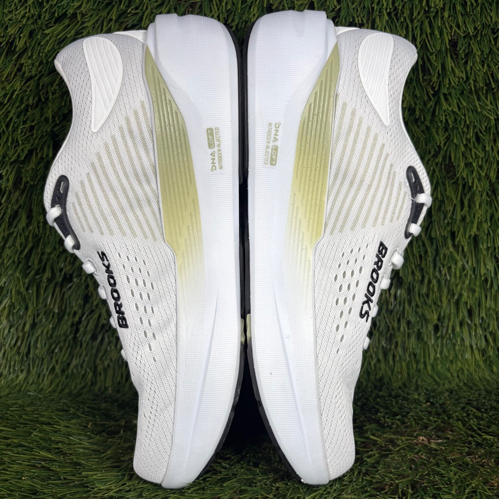 Brooks Ghost Max 3 Men’s size 8 Medium / D Running Shoe White Black Walk Sneaker