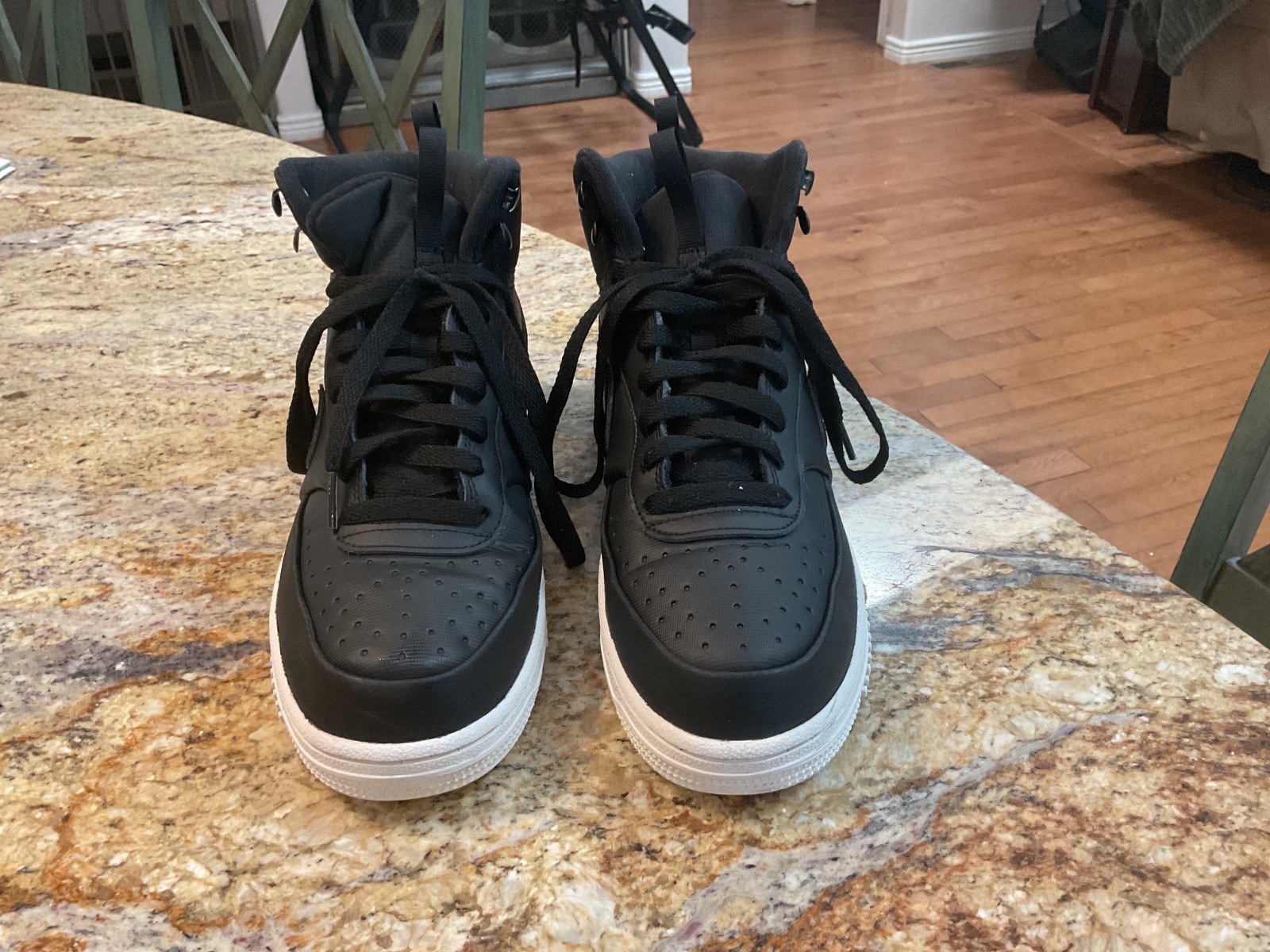 Nike Hightop Black Tennis Shoe, Size 8 1/2 Mens, Pre-Owned Excellent Condition