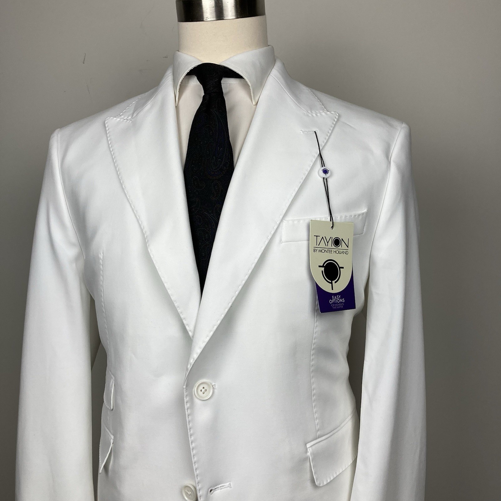Tayion Collection Men’s 2-pc Classic-Fit Suit Jacket 46L Pants 40W 30L White