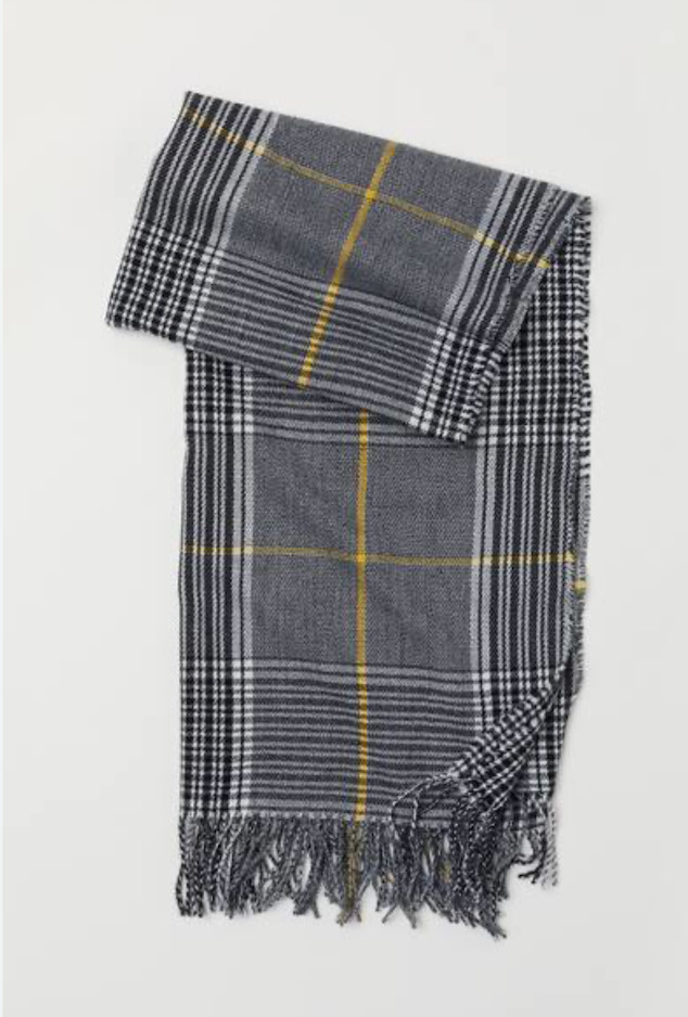 Elevate Your Style: The H&M Woven Scarf – Timeless Black Checked Elegance