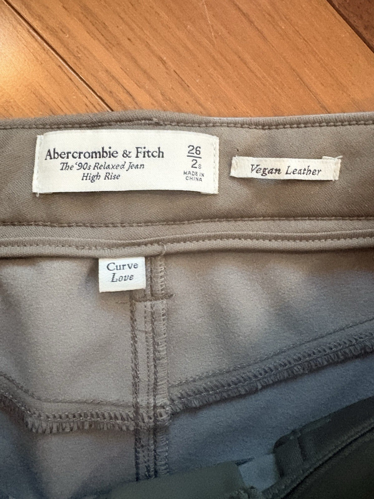 Abercrombie & Fitch 90s Relaxed Pants cargo curve love 100% vegan leather, 26/2s