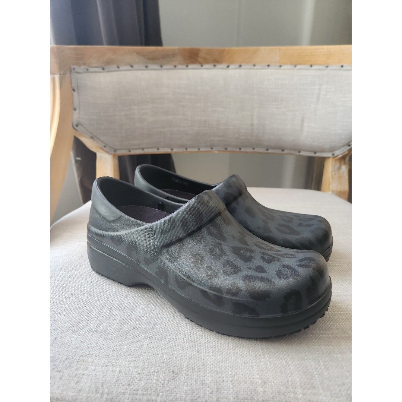 CROCS Women’s Slip In Clogs Charcoal Leopard-Print Black And Gray Dual Comfort